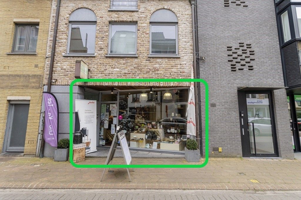 VEURNE: Commercieel gelegen investeringspand, handelsgelijkvloers van 90m² in dé winkelstraat in het historisch centrum van Veurne (verhuurd). foto {{pictureIndex}}