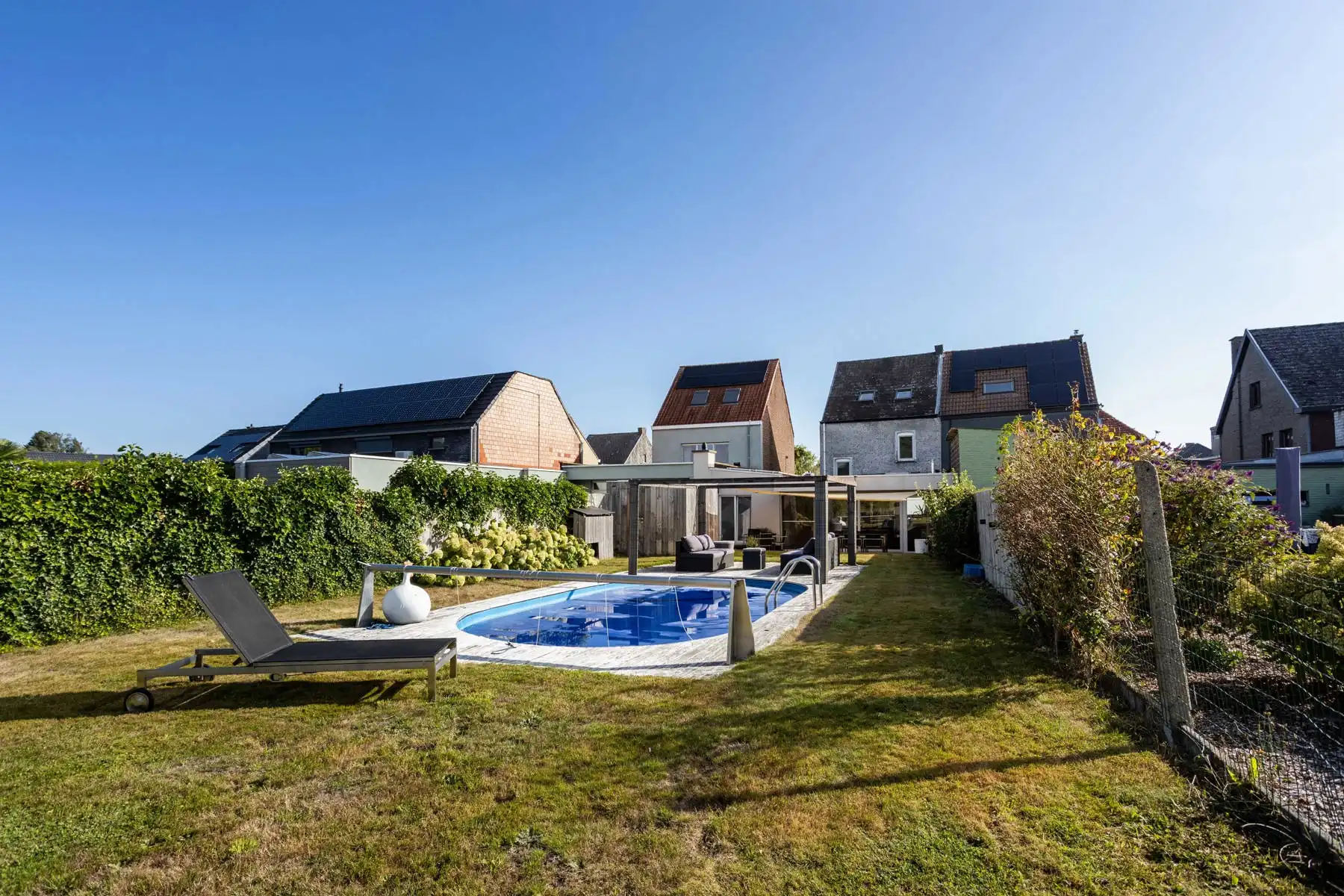 Instapklare woning met 3 slaapkamers en zwembad! foto 2