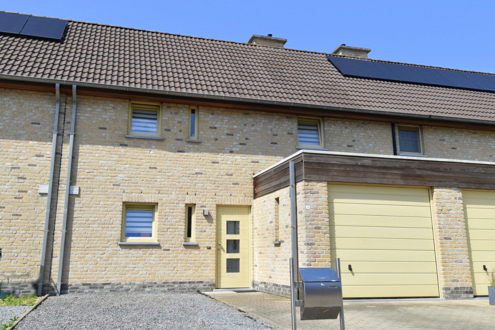 Rustig gelegen gezinswoning met 3 slaapkamers, garage en zonnige tuin te Heule foto {{pictureIndex}}