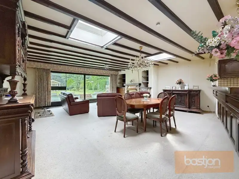 Te renoveren woning met tal van mogelijkheden in hartje Marke foto 4