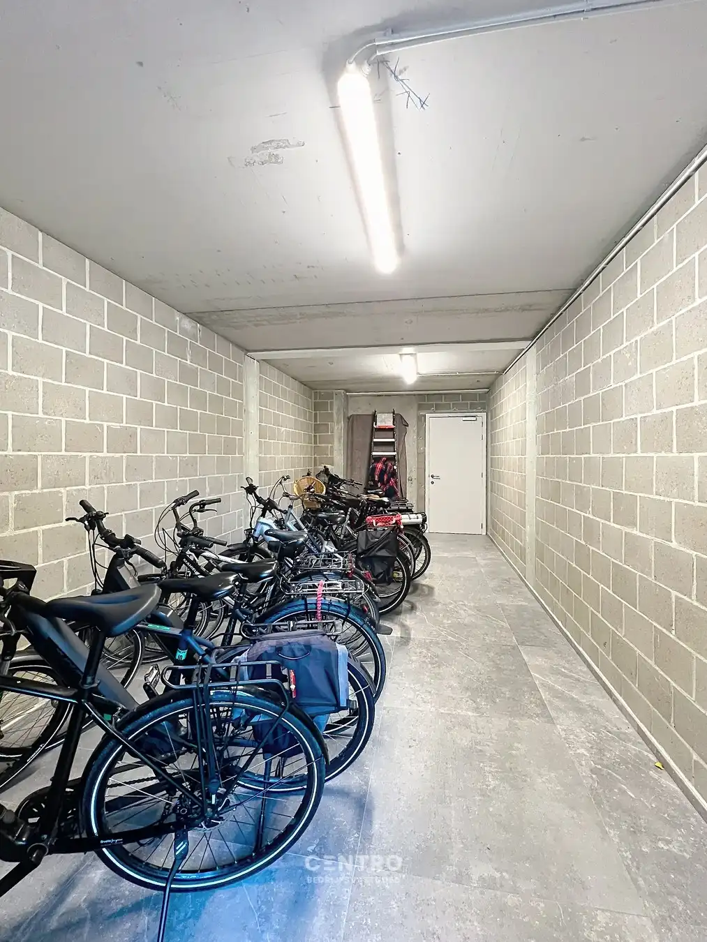 Nieuwbouw handelspand (± 100m²) met kelderberging (± 30m²) en terras achteraan, op commerciële toplocatie in Oostduinkerke-Bad ! foto 12