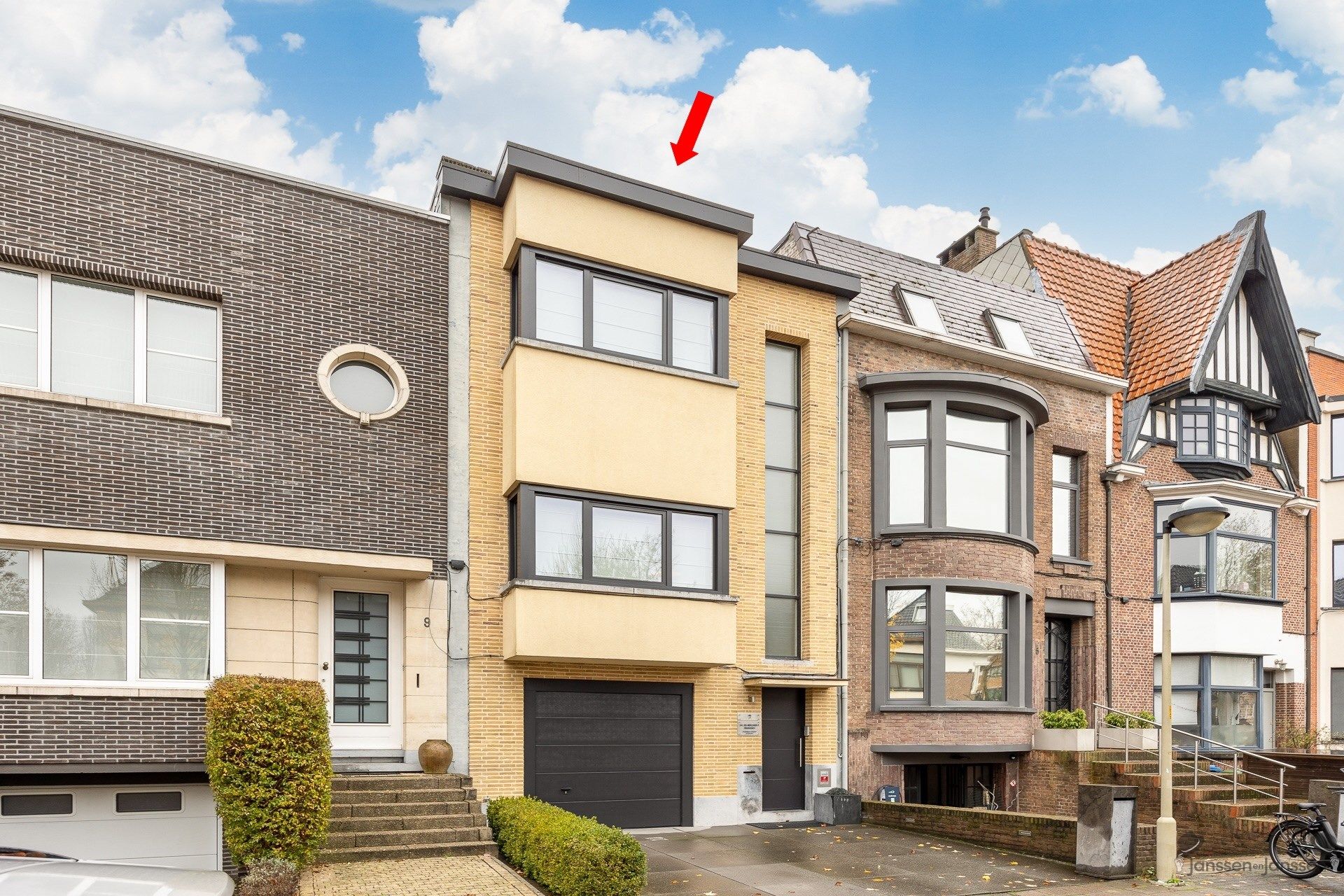 Gerenoveerd herenhuis met min. 4 slaapkamers en praktijkruimte in Berchem.  foto {{pictureIndex}}