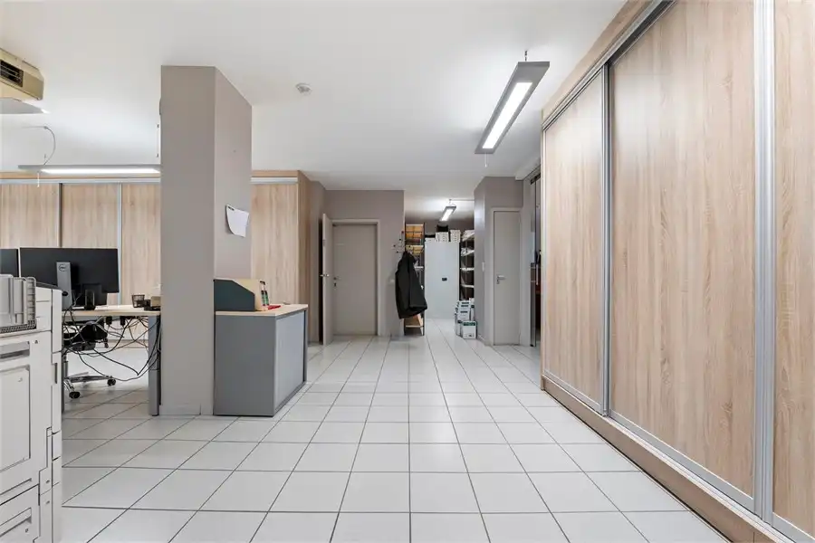 RUIME KANTOORRUIMTE VLAKBIJ HET CENTRUM VAN SINT-TRUIDEN foto 23