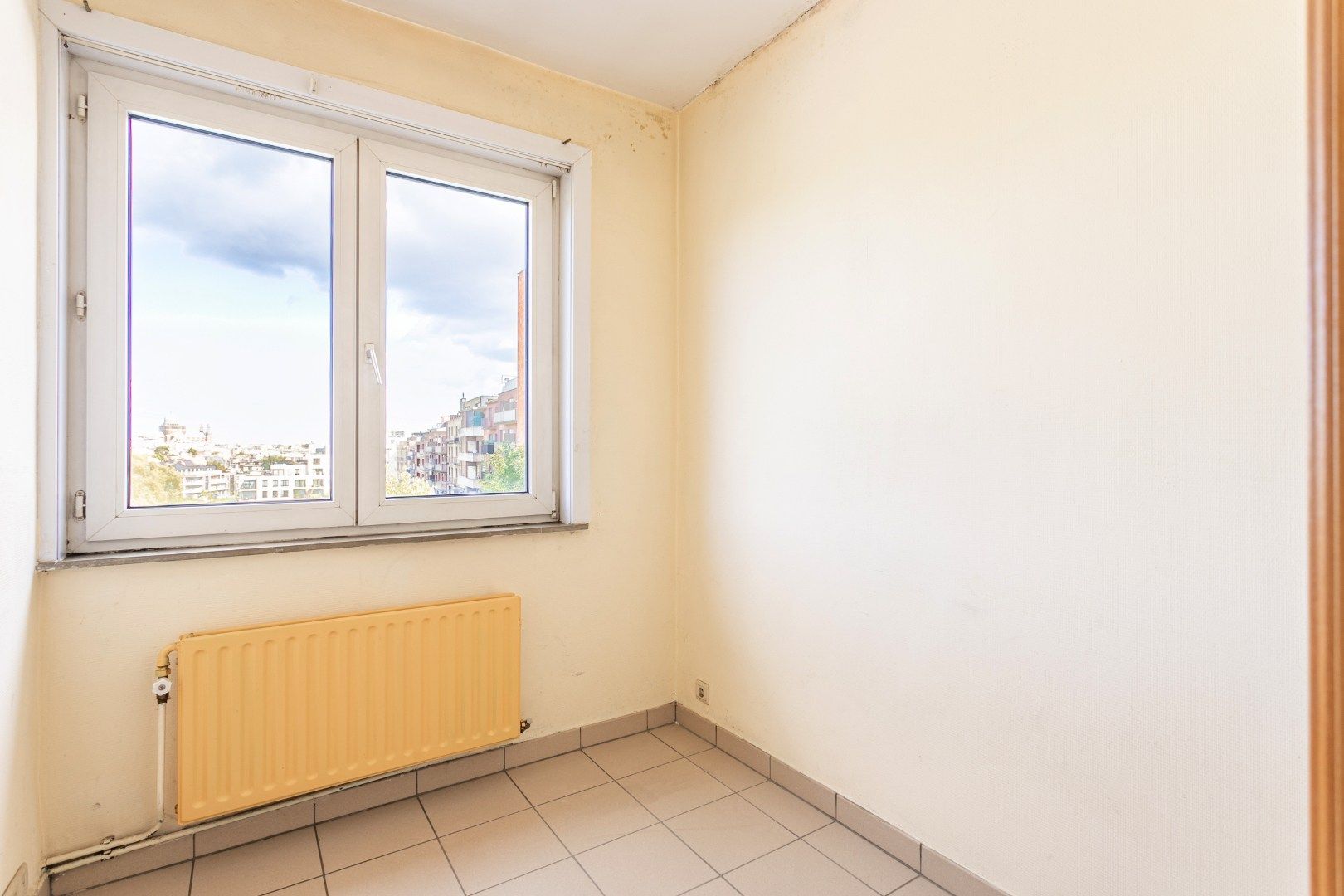 Te renoveren woning met 2 slaapkamers (4 mogelijk), bureau en aangename tuin foto 15