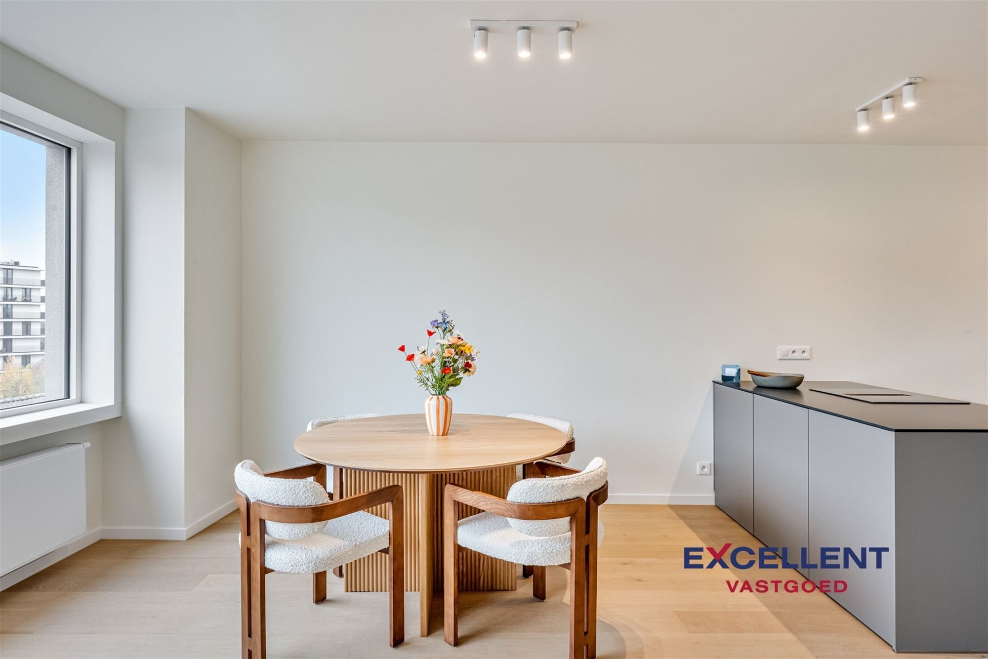 Volledig gerenoveerd 2-slaapkamer appartement centrum Deinze te huur foto 3