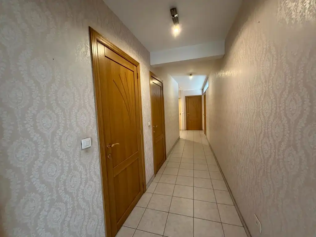 Genk-centrum, Oude Markt 4 bus 11: Ruim en energiezuinig appartement (133 m²) met 2 slaapkamers, overdekt terras, dubbele autostaanplaats en kelderberging. foto 13