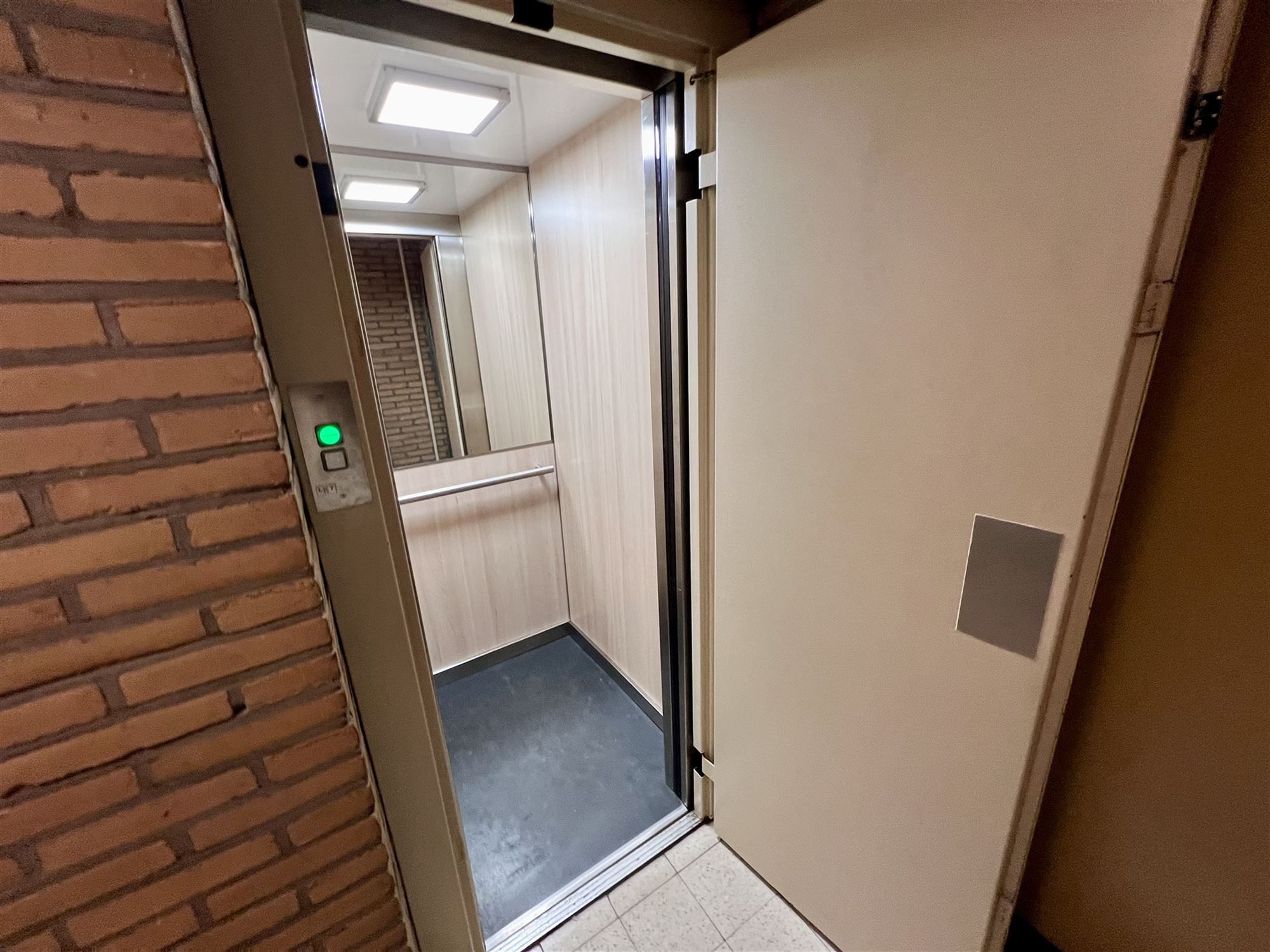 Ruim 2-slaapkamer appartement met overdekte garage. foto 3