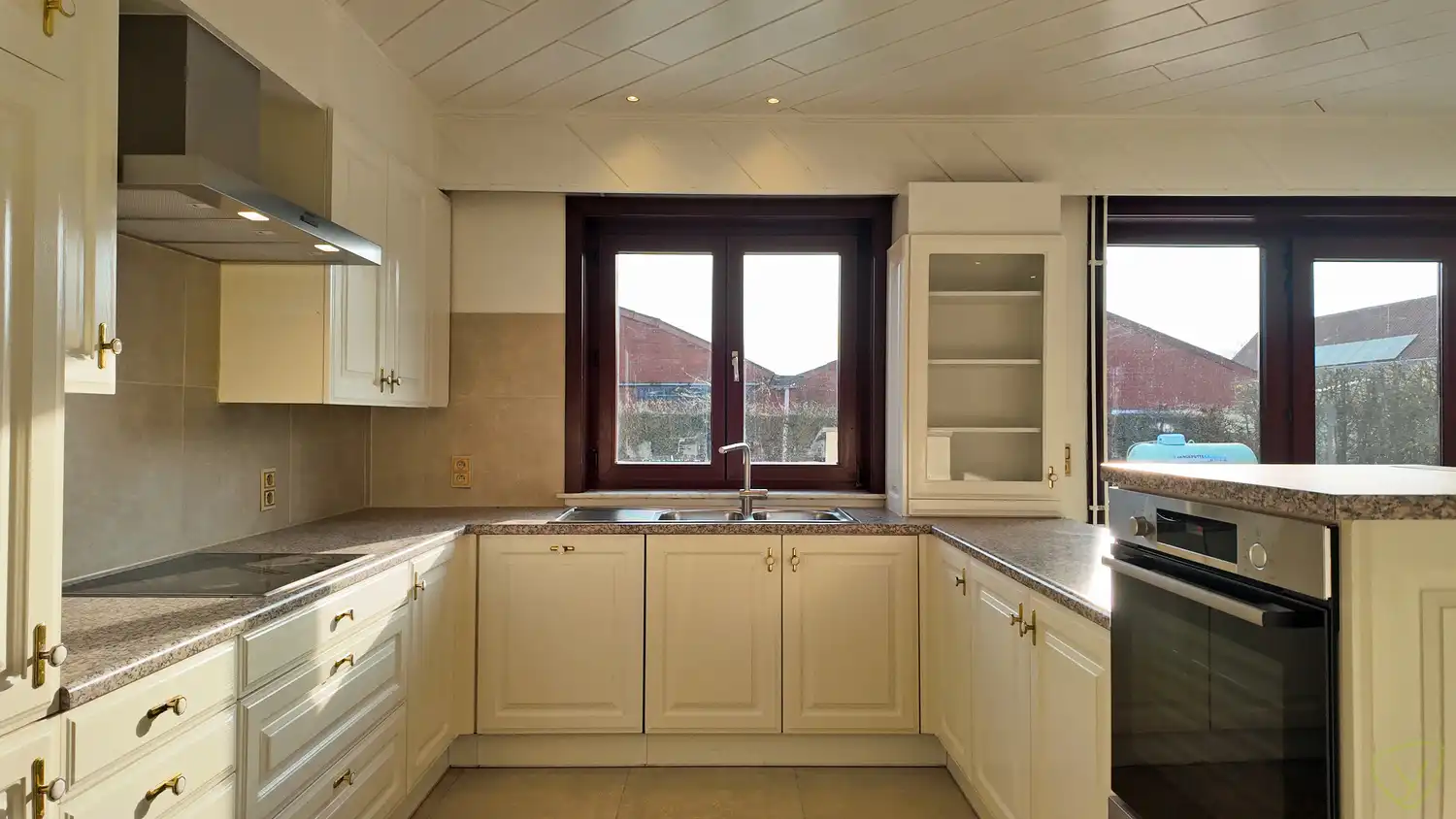 Ruime alleenstaande woning in fermettestijl op landelijke ligging te Zomergem! foto 11