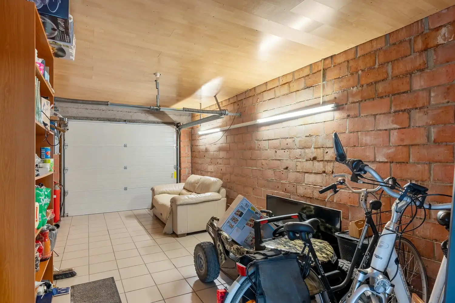 Uiterst gunstig gelegen kantoor met woonst. foto 37