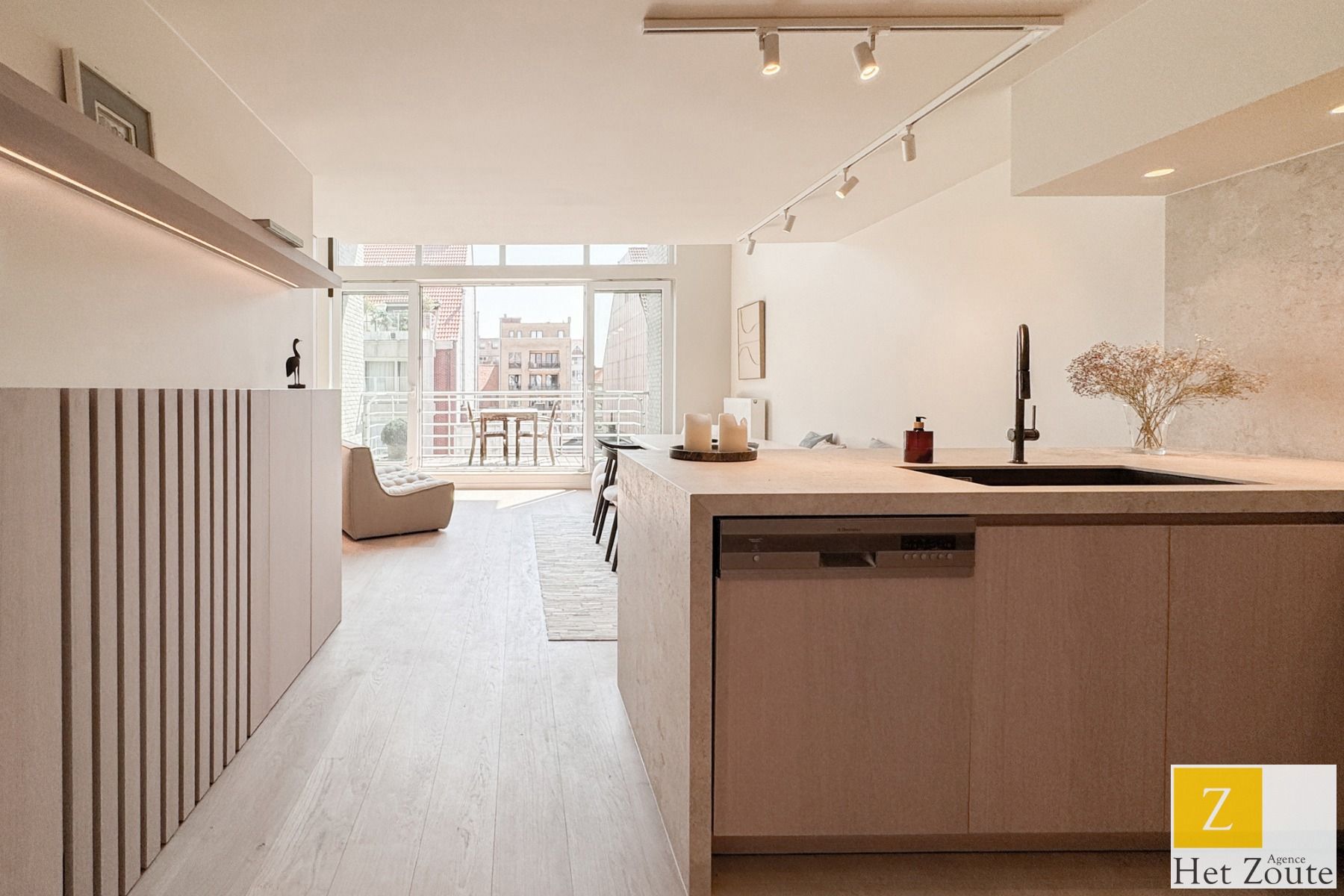 Gerenoveerd duplexappartement met ruim terras foto 12