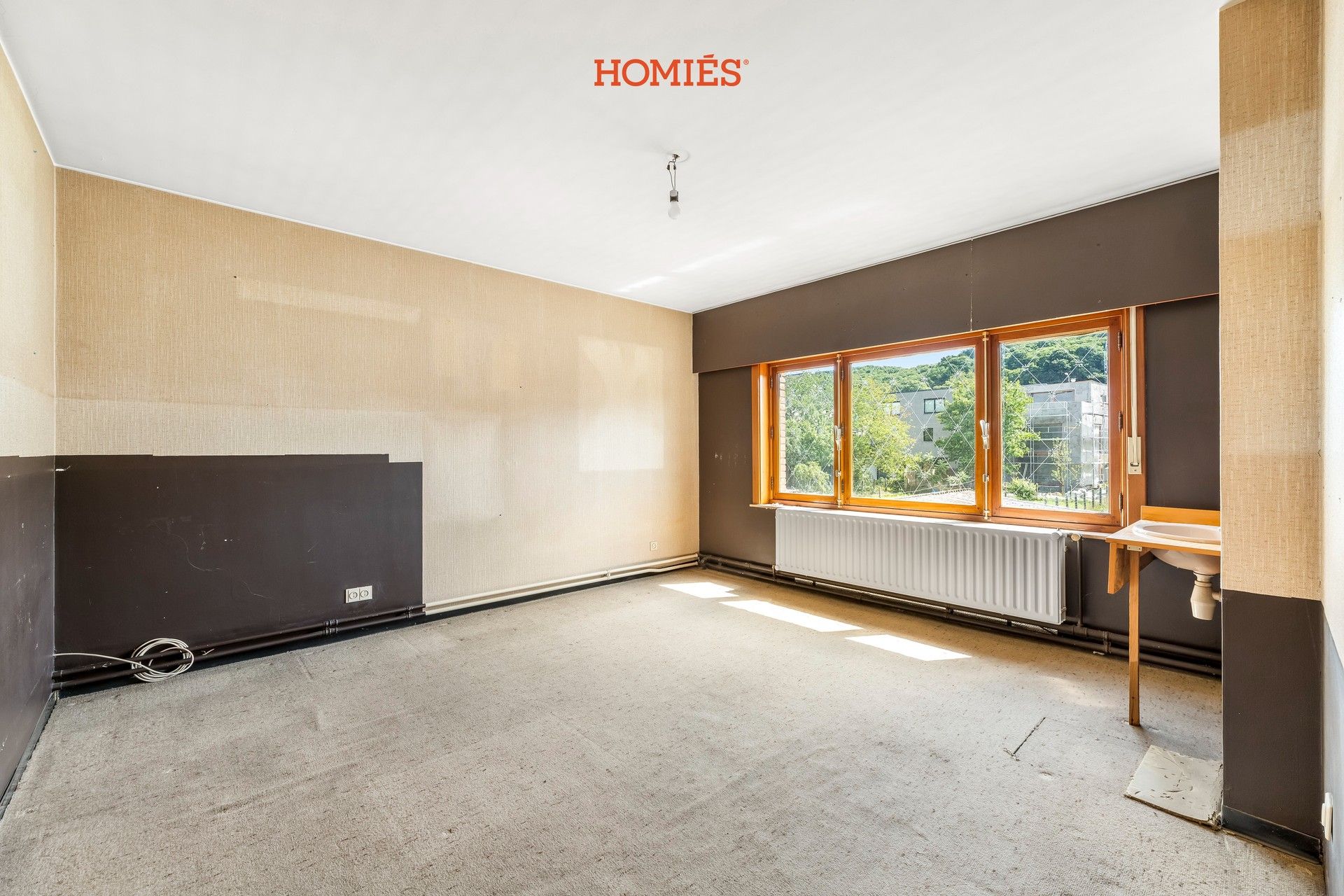 Te renoveren woning met veel potentieel foto 11