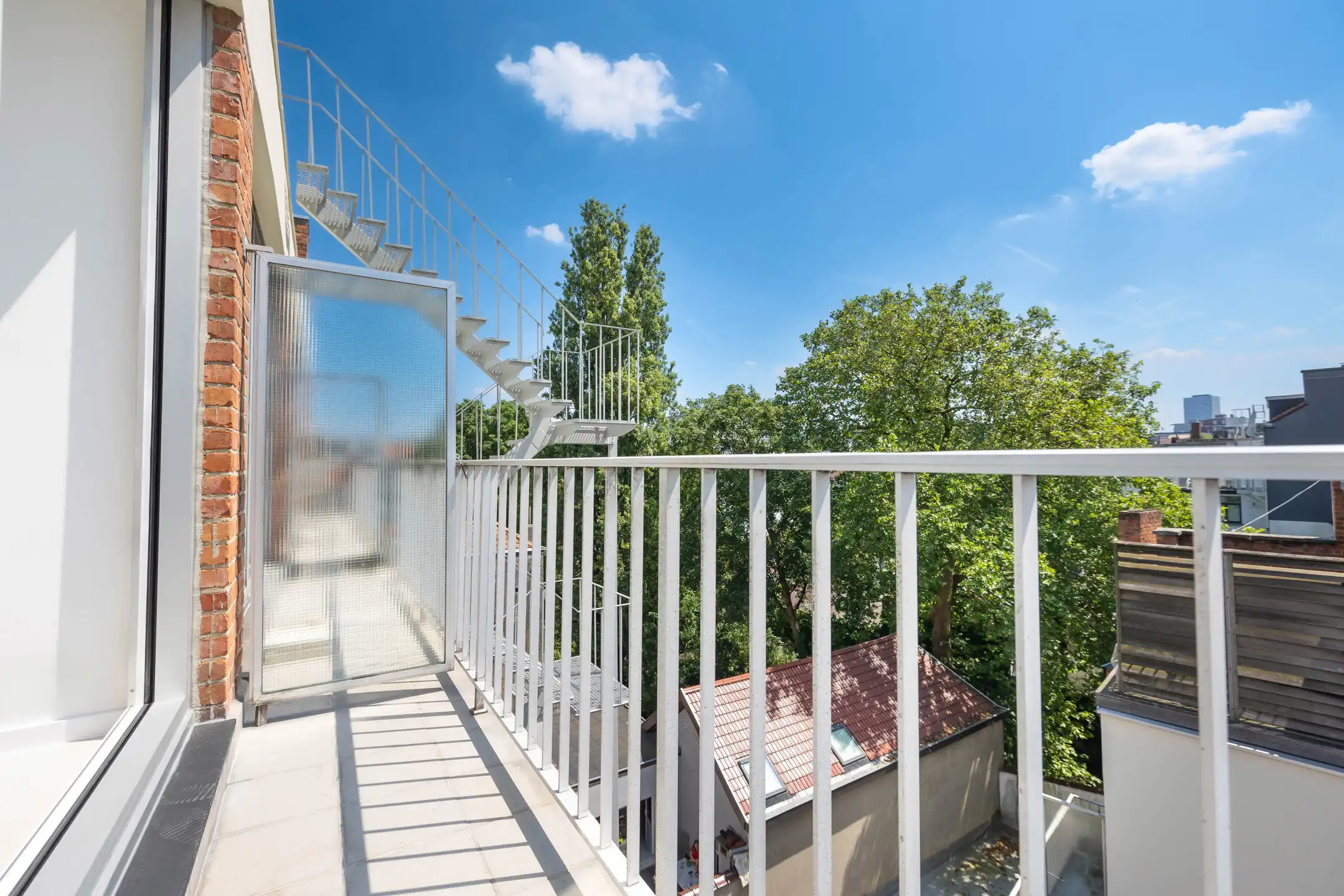 Mooie, zeer lichte studio foto 9