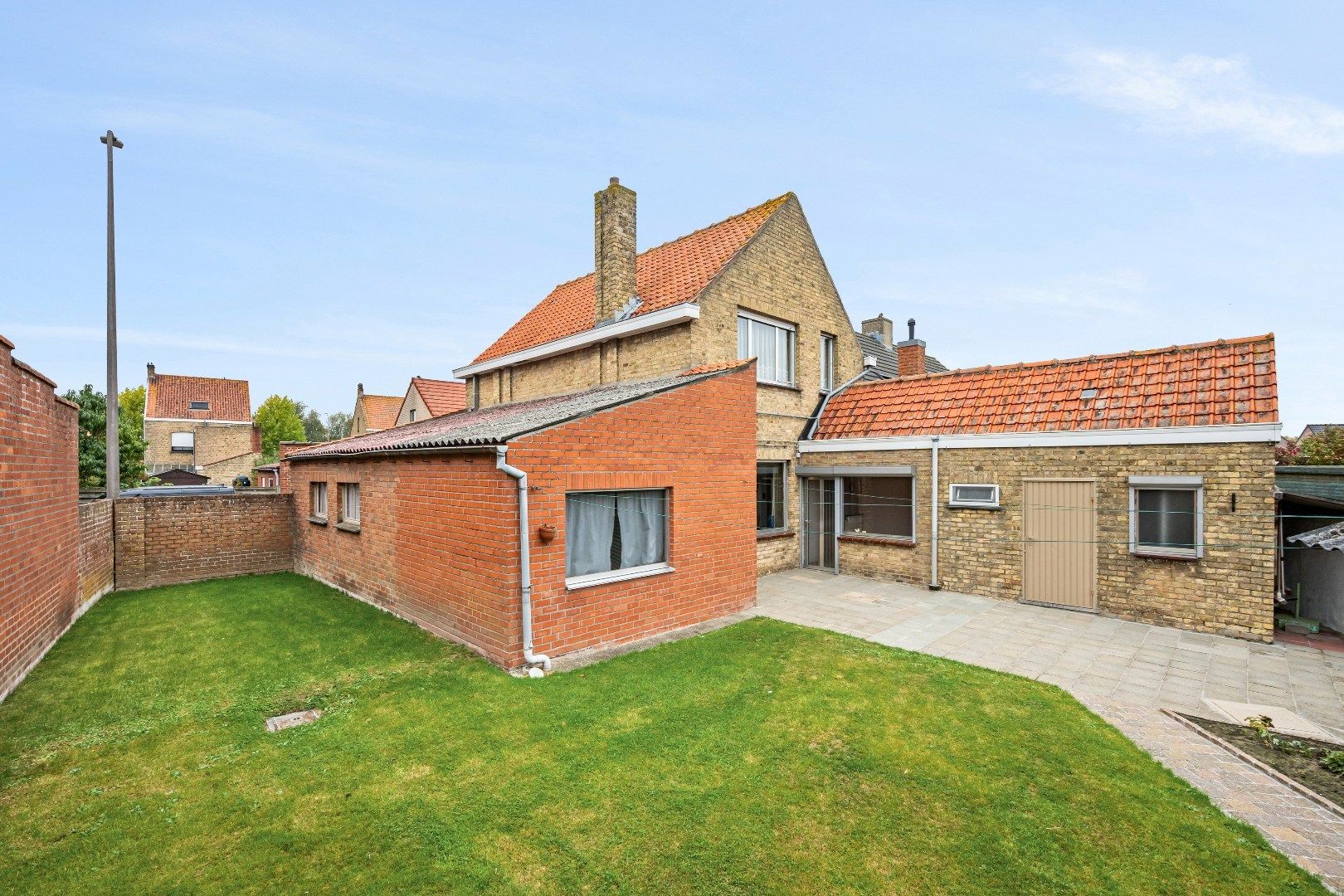 Op te frissen woning met 3 slaapkamers, garage en tuin. foto 25