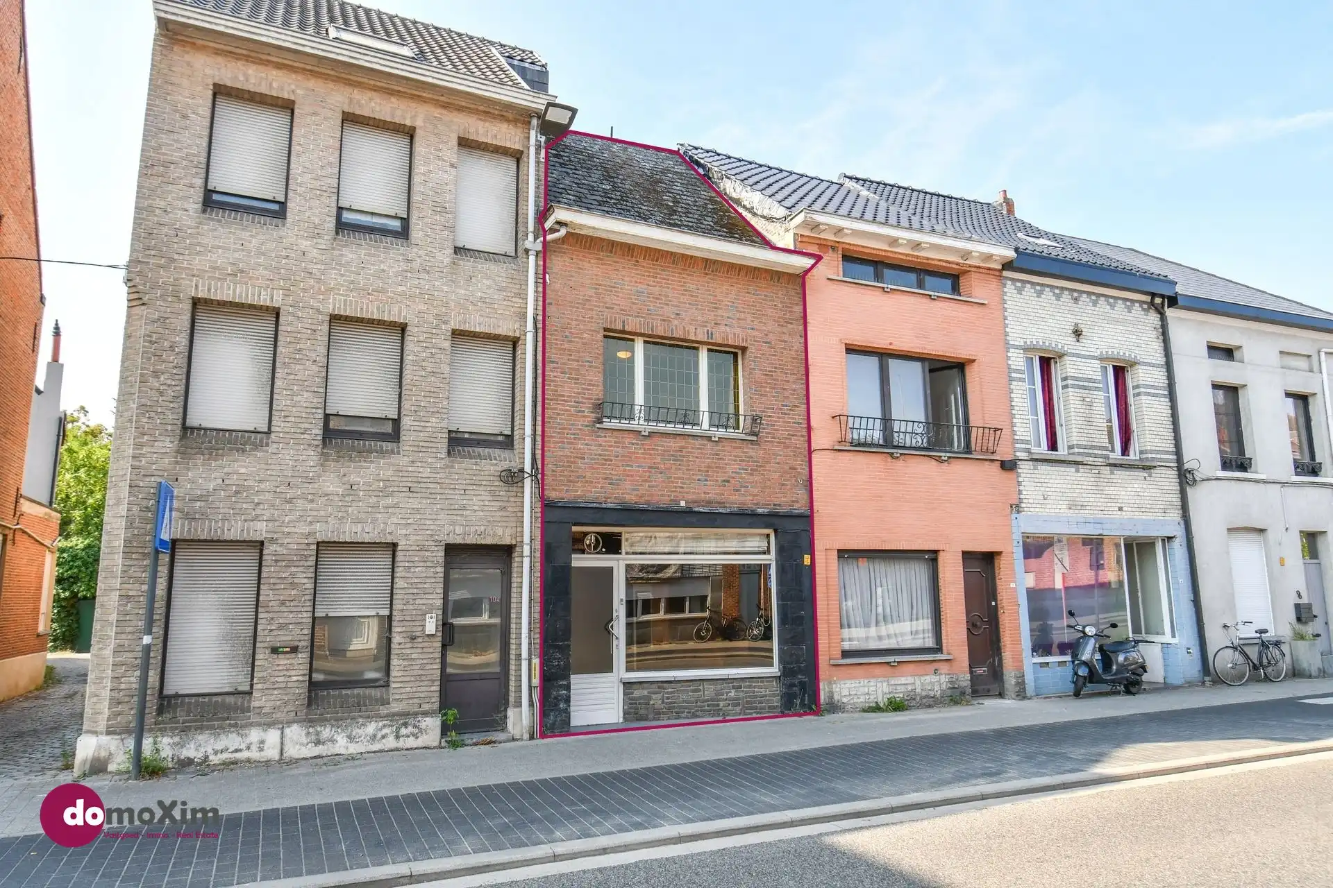 Hoofdfoto van de publicatie: Te renoveren stadswoning met zuid-gerichte tuin en garage