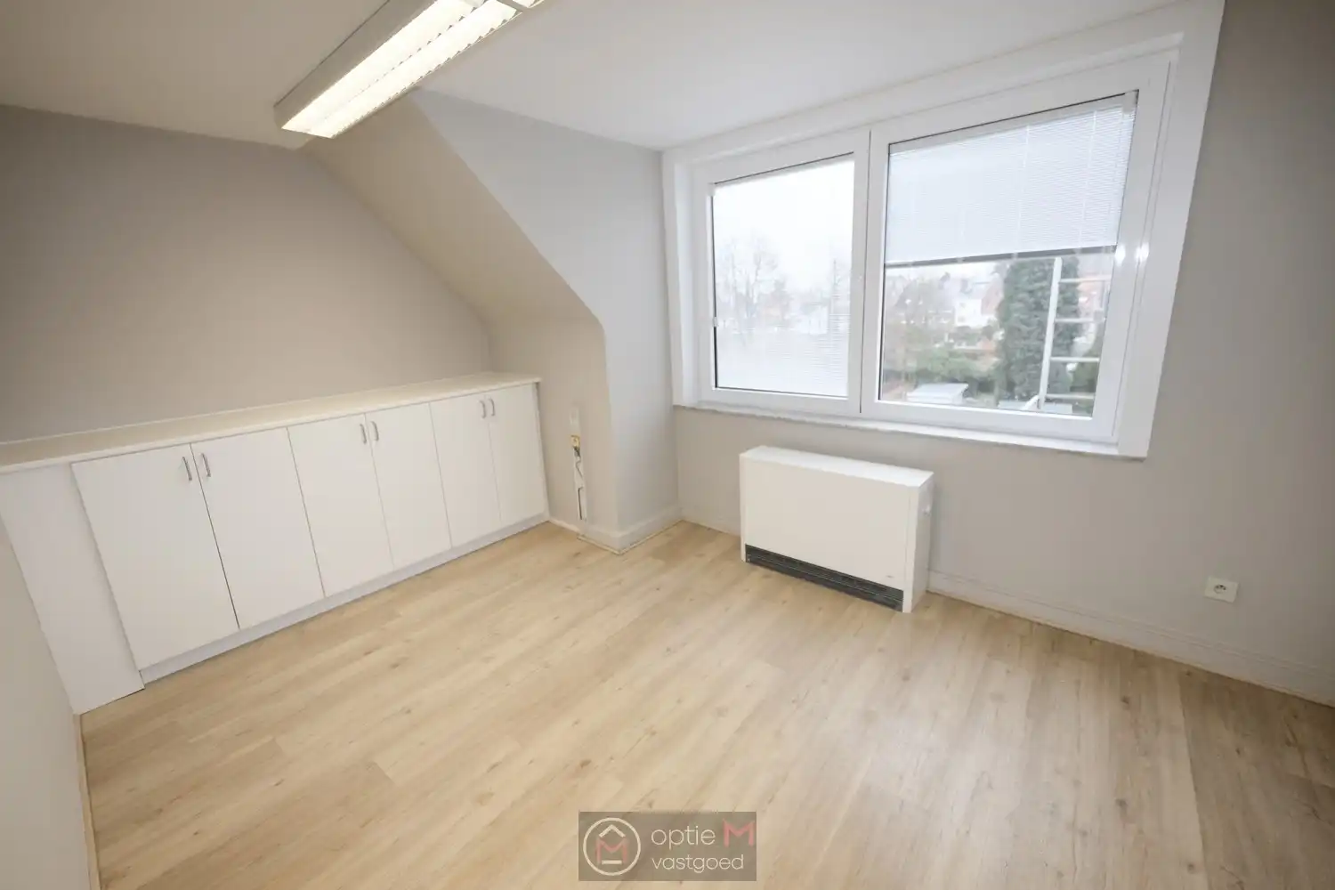 RUIM KANTOORGEBOUW OP TOPLIGGING IN BILZEN foto 31