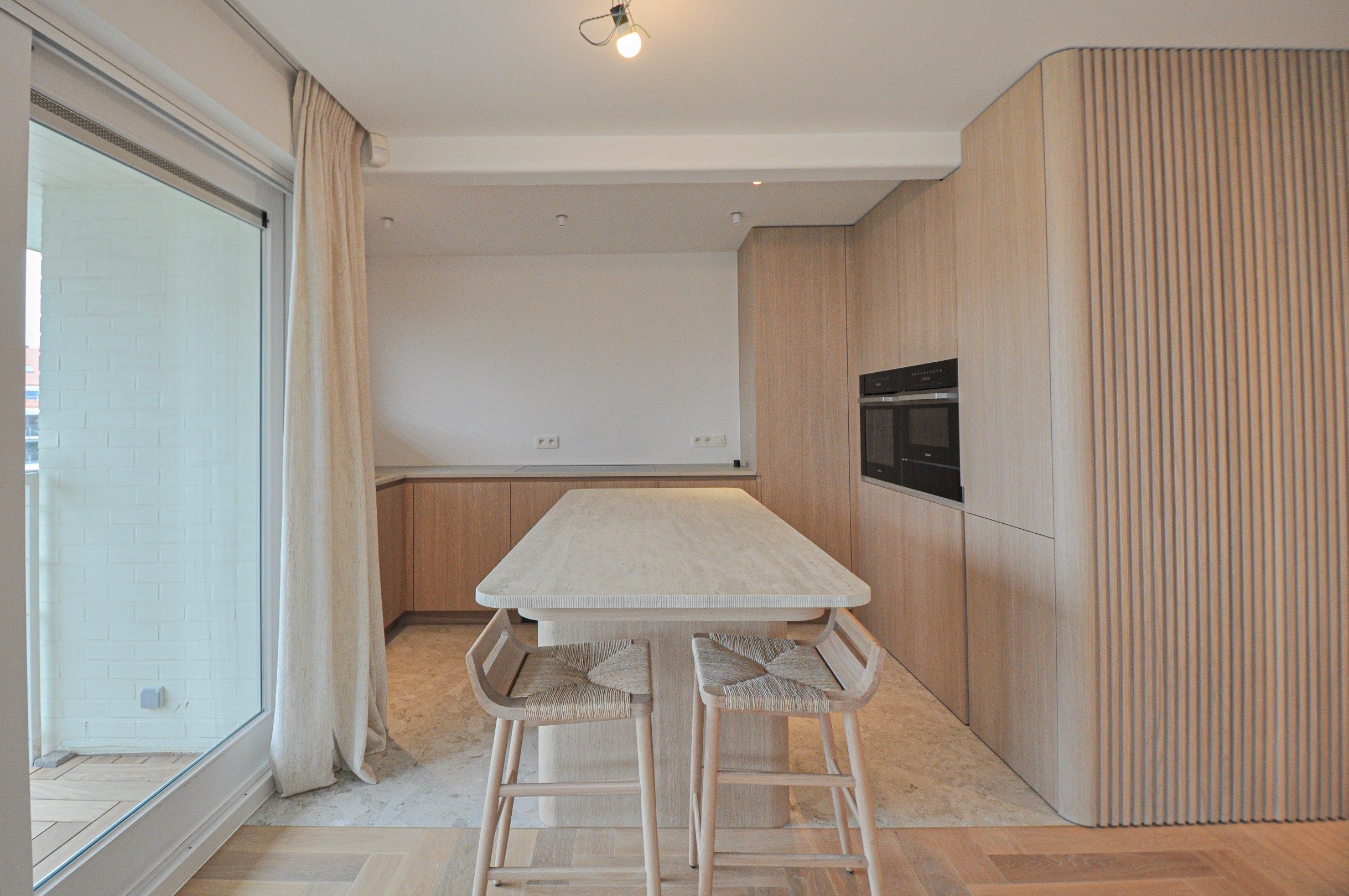 Lichtrijk volledig gerenoveerd appartement met een prachtig open zicht gelegen in een standingvolle villaresidentie. foto 5