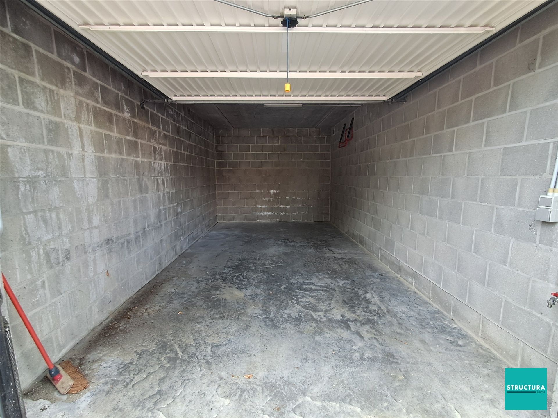 Garagebox nabij het centrum en station van Merchtem foto 3