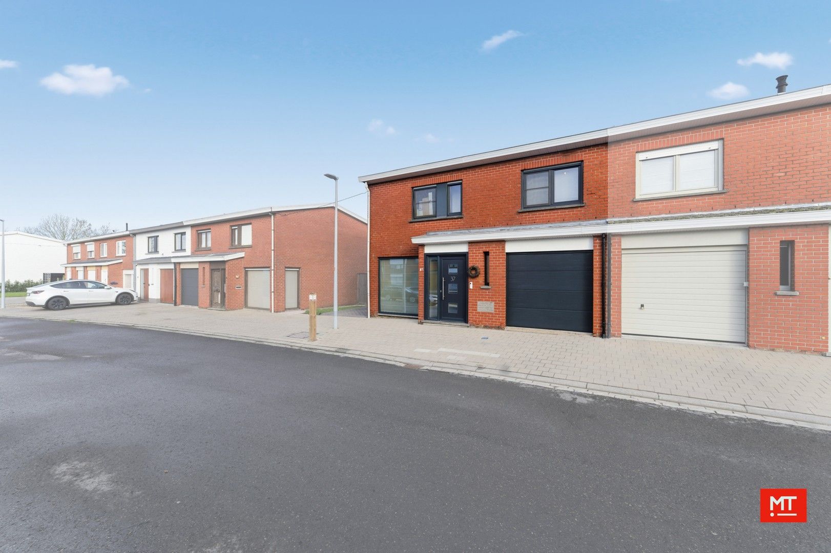 Instapklare halfopen bebouwing met 4 slaapkamers, tuin en garage op rustige ligging in Zonnebeke foto {{pictureIndex}}