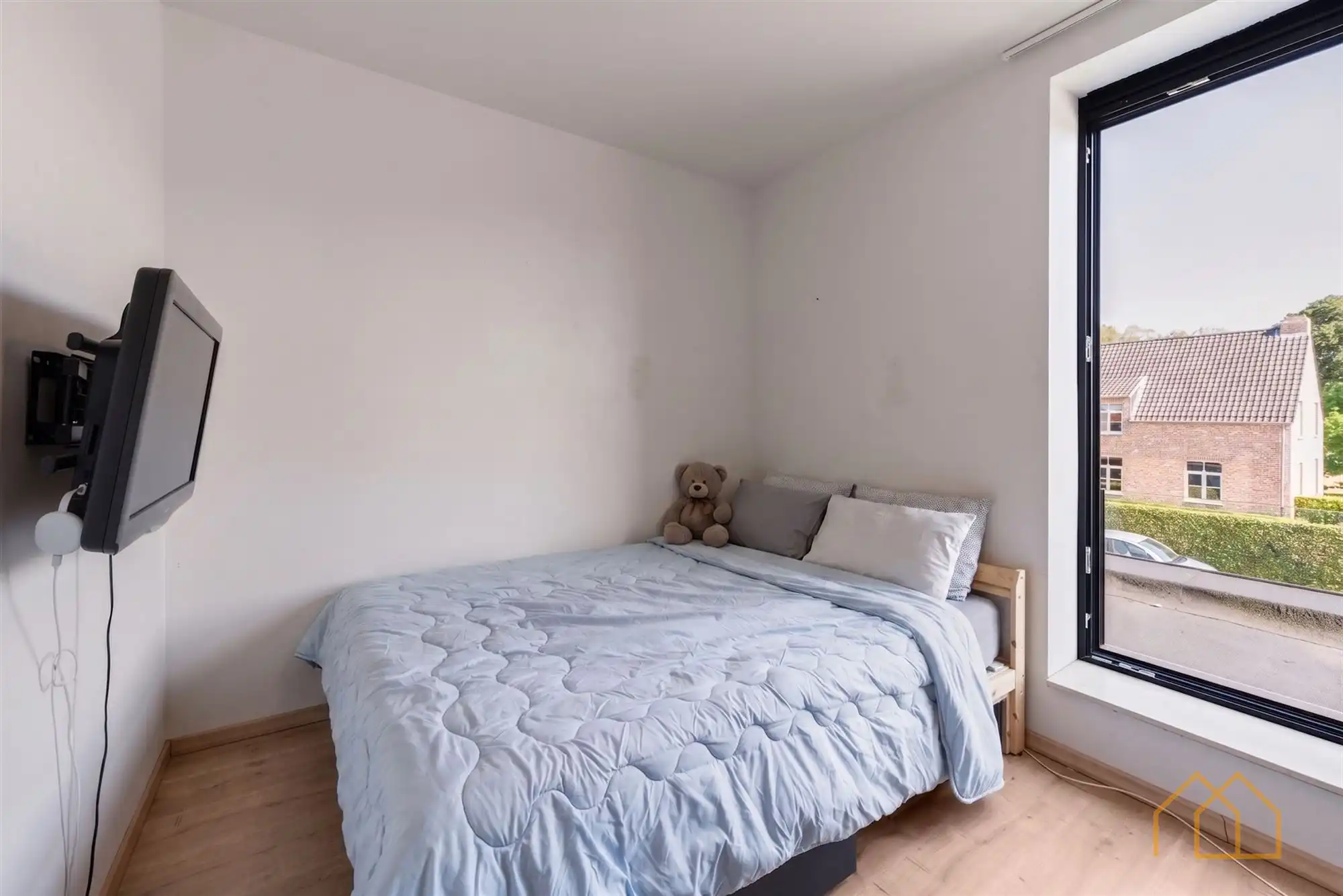 Hedendaagse woning met tuin foto 19