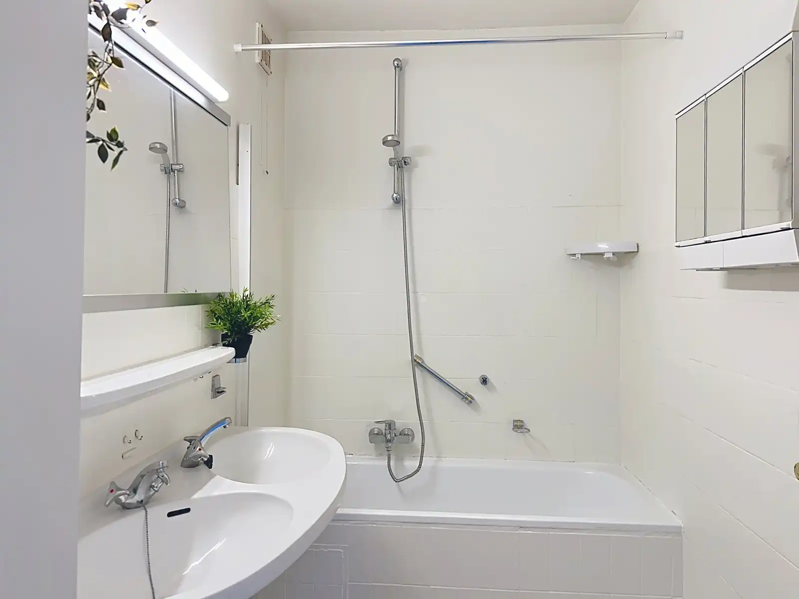 Centraal gelegen appartement met garage en staanplaats foto 5