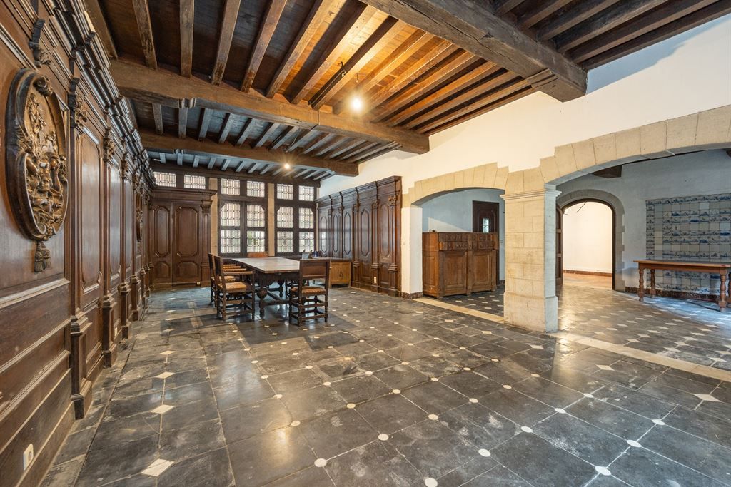  Uniek, karaktervol 14e eeuws gebouw in hartje centrum foto {{pictureIndex}}