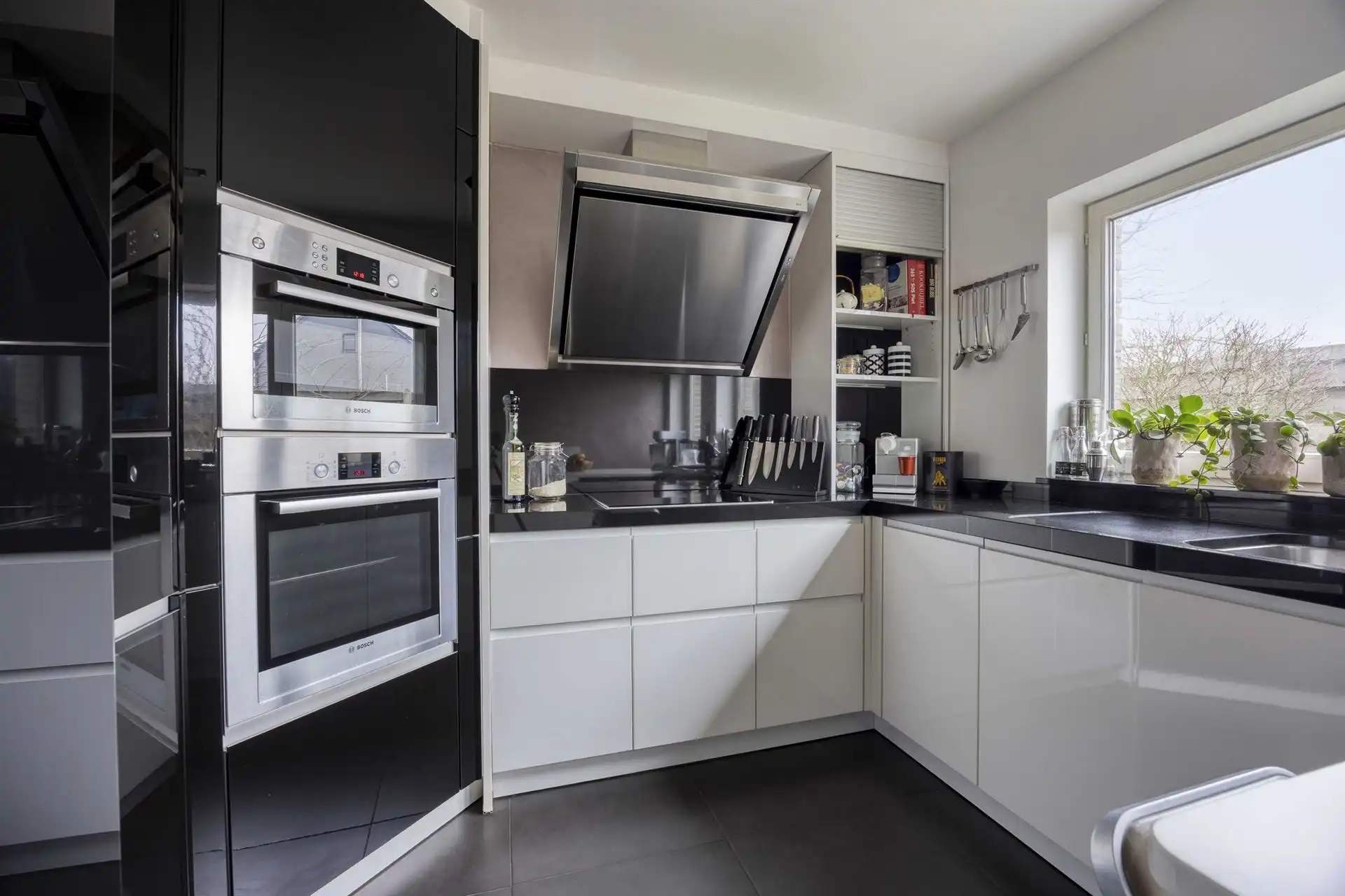 Open bebouwing met 4 slaapkamers, garage en tuin.  foto 7