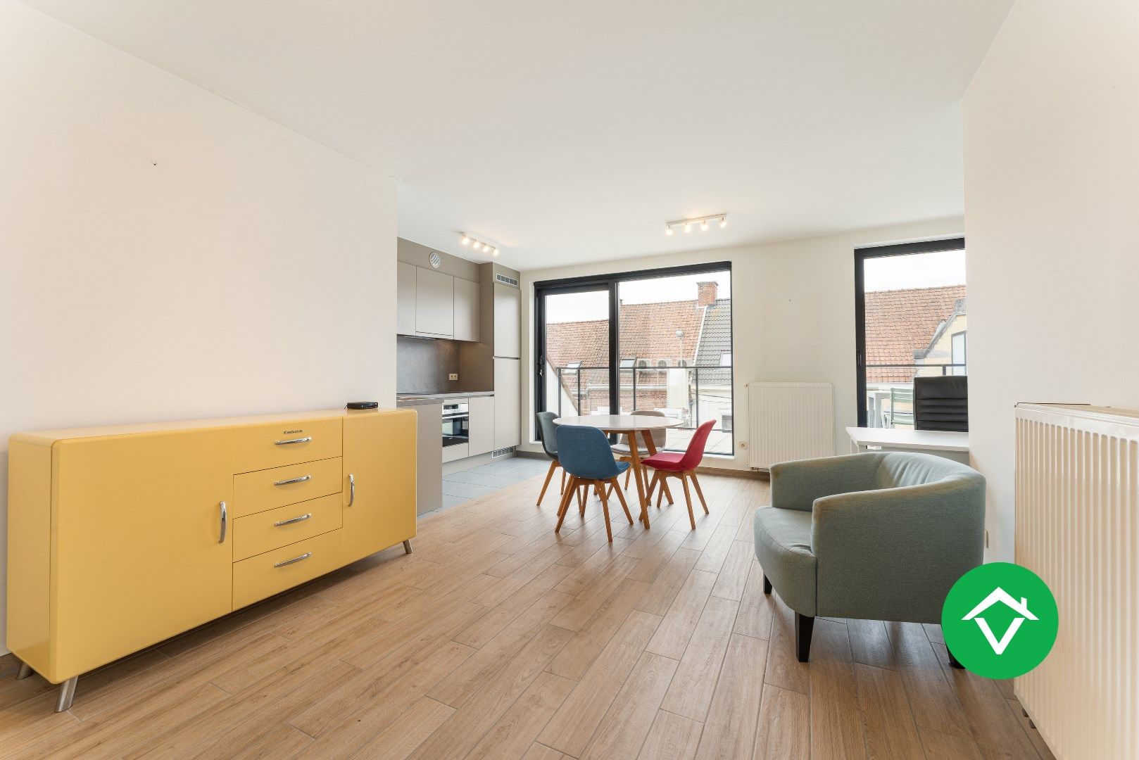 Recent, instapklaar appartement met één slaapkamer, ruim terras en autostaanplaats te Roeselare foto 3