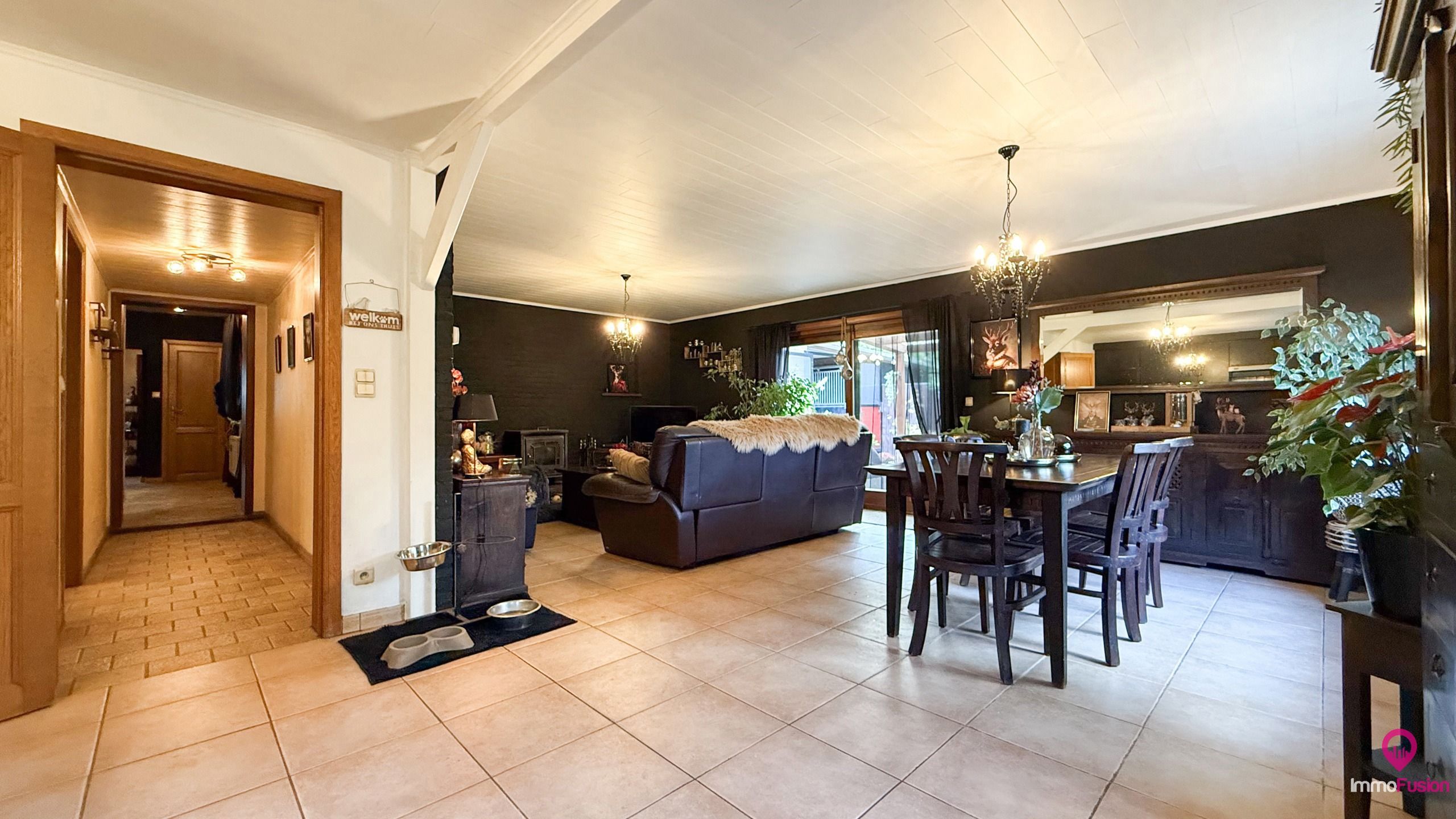 Idyllische woning met 2 slaapkamers, weide en stallen! foto 2