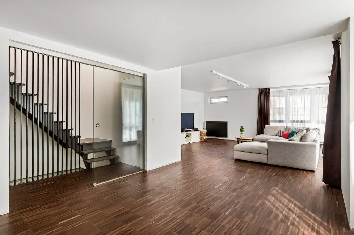 Halfopen huis met 4 slaapkamers, tuin en garage foto 3