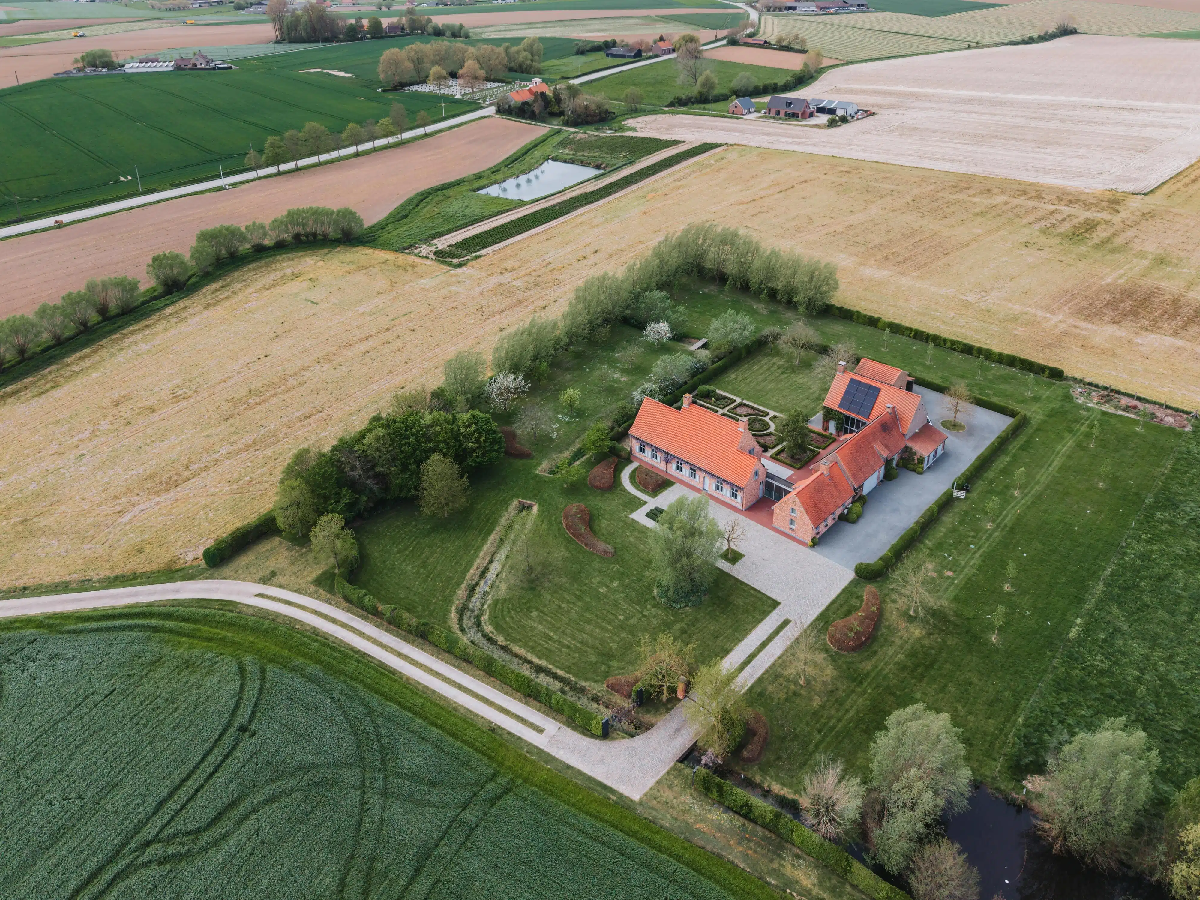 Uitzonderlijk landhuis te koop in Heuvelland op 1HA foto {{pictureIndex}}