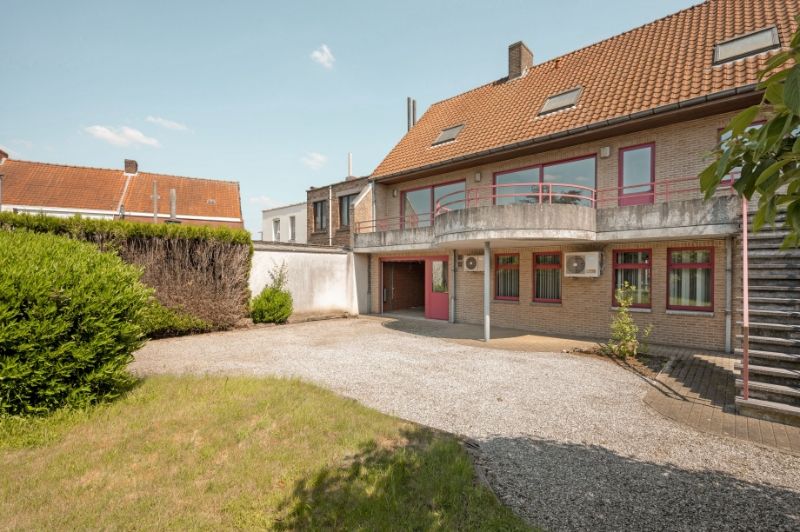 Centraal gelegen gebouw met gelijkvloerse handelsruimte, appartement met terras, extra verdieping en grote tuin foto 3