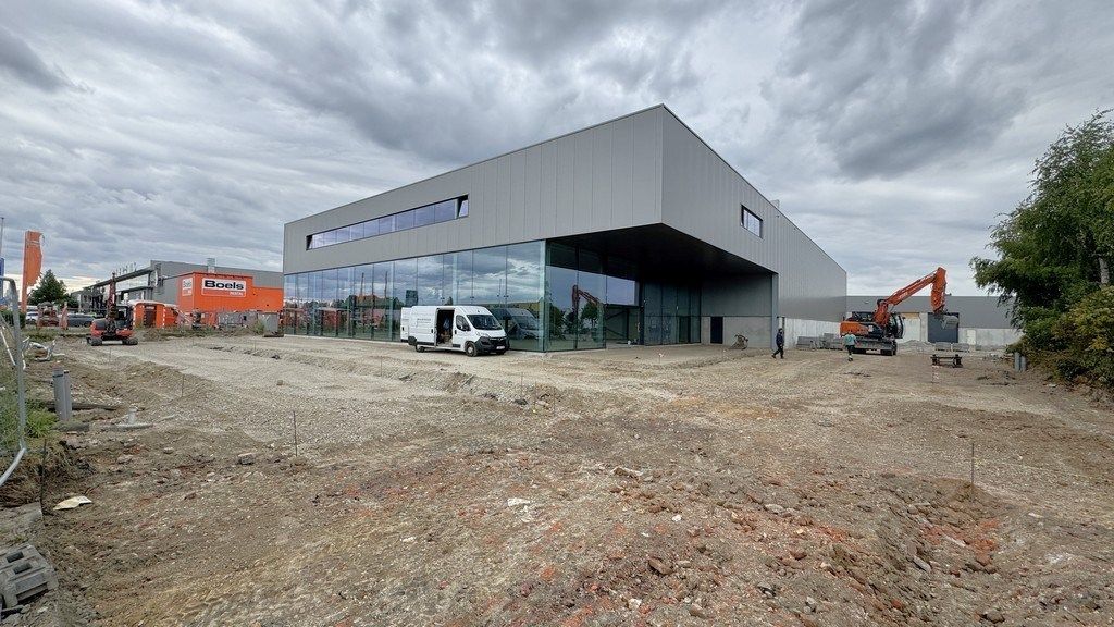 Nieuwbouw showroom met magazijn te huur aan A12 in Aartselaar foto 1