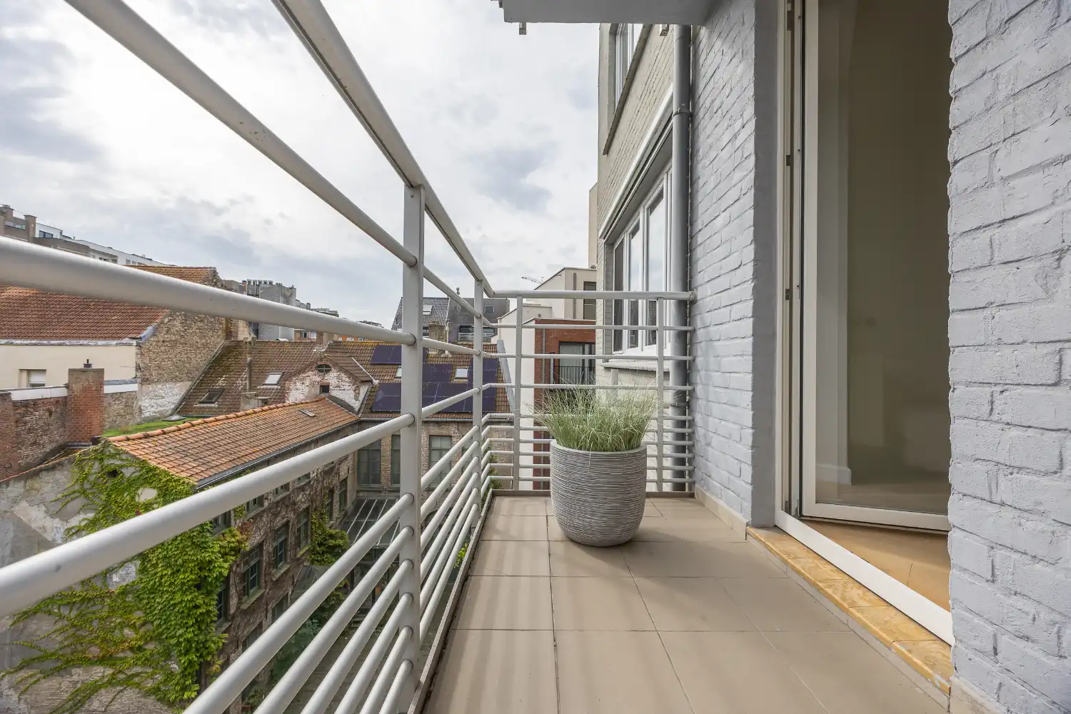 Gerenoveerd twee slaapkamer appartement met open zicht foto 25