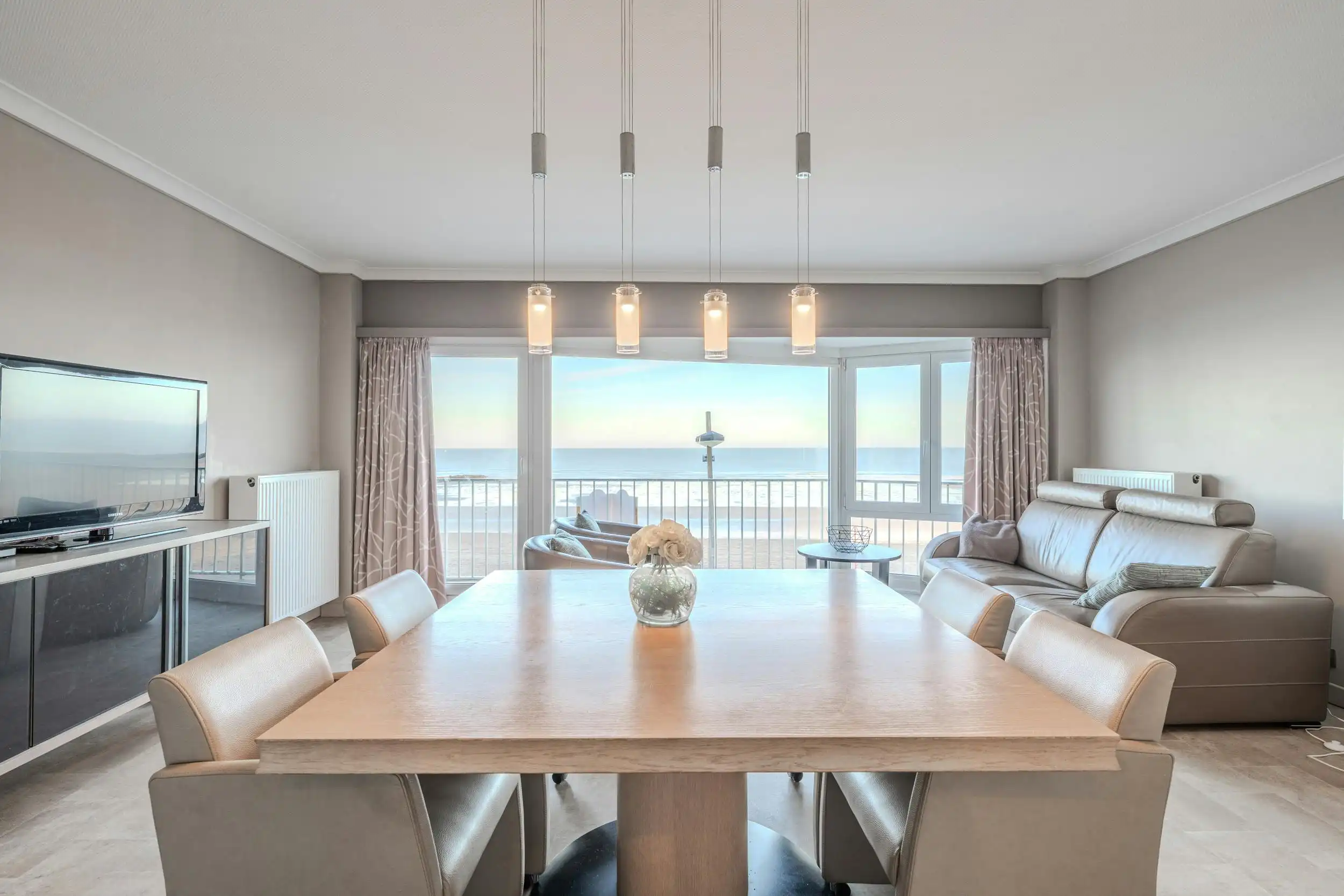 Ruim tweeslaapkamer appartement met frontaal zeezicht! foto 6