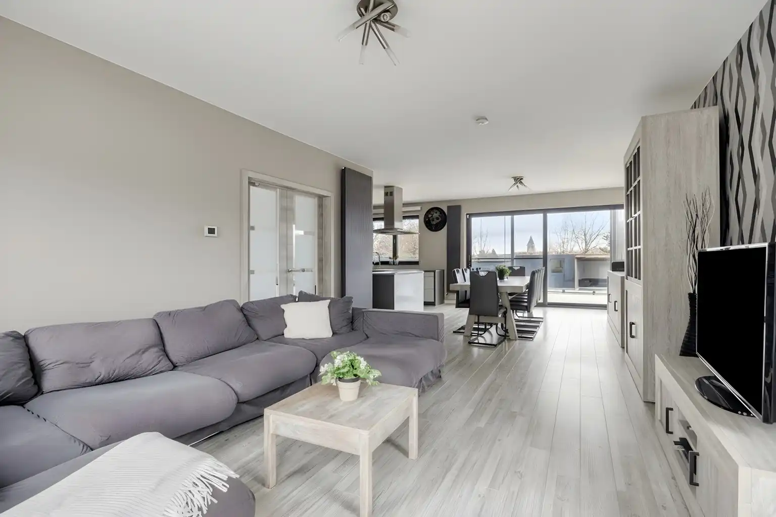 INSTAPKLARE WONING MET PRAKTIJKRUIMTE/BUREEL EN ZWEMBAD foto 2