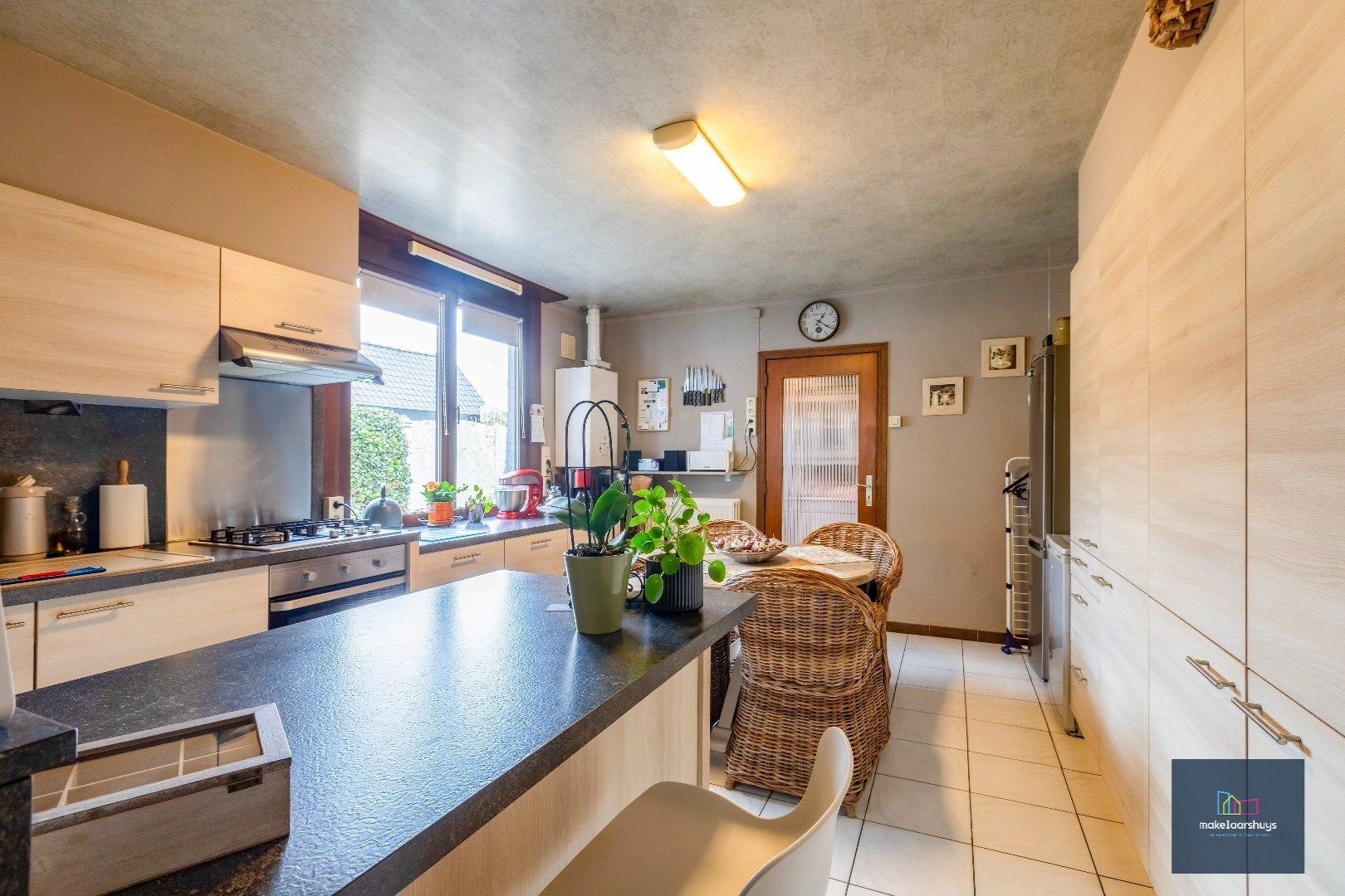 Verzorgde halfopen bebouwing met grote tuin en carport  foto 8