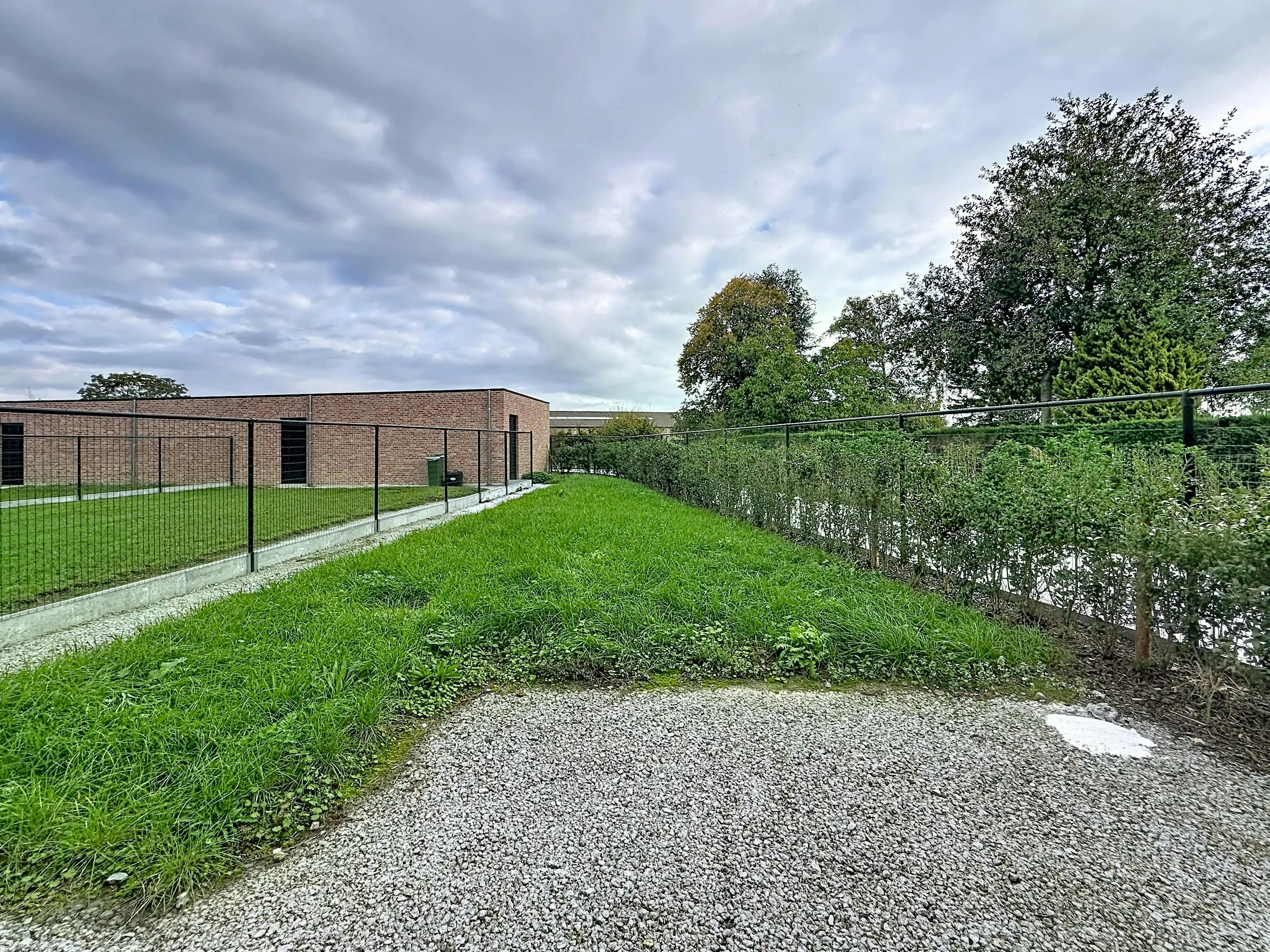 Halfopen huis te koop in Ieper met 3 kamers en dubbele garage foto 6