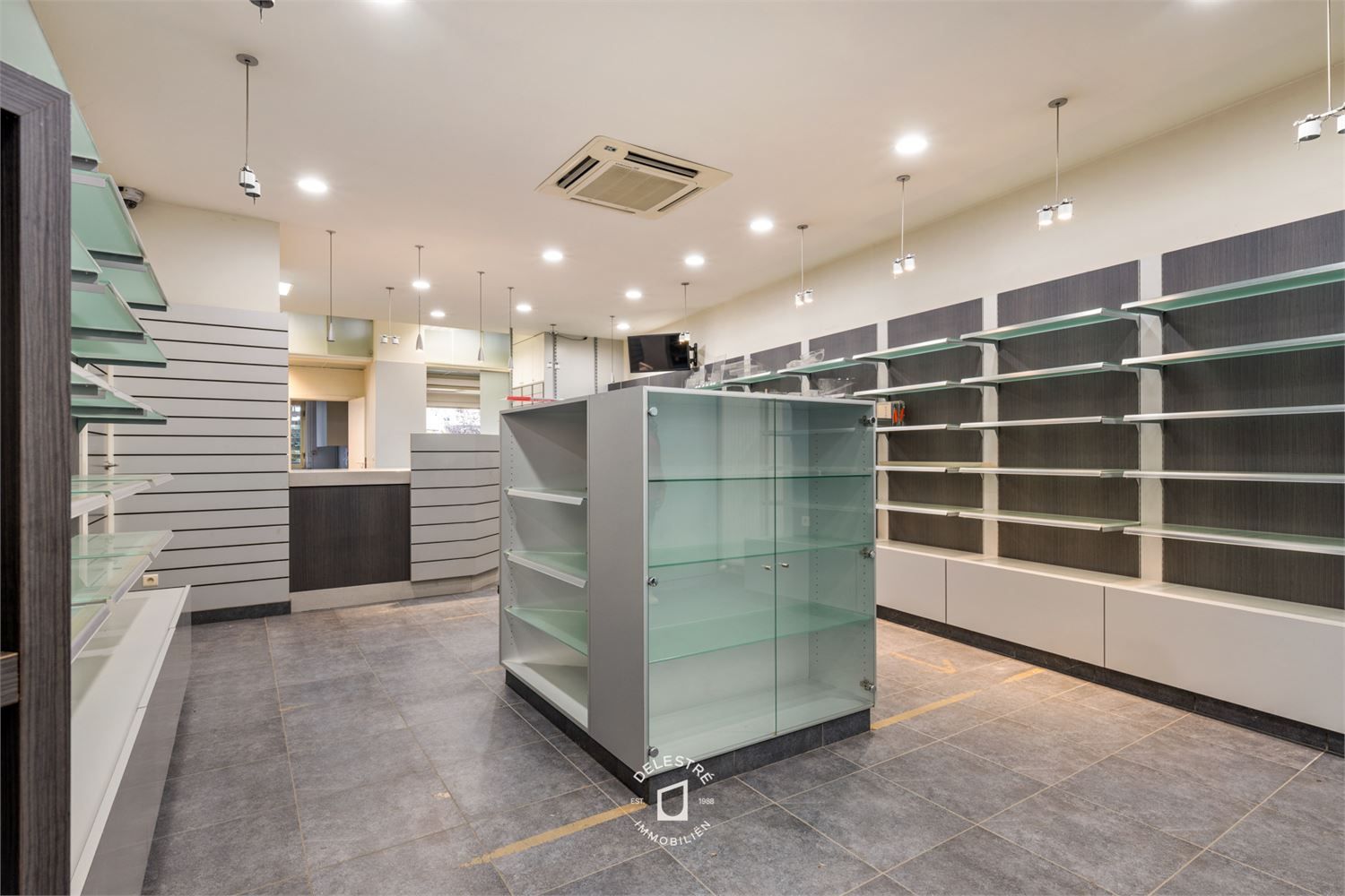 ERG RUIME MULTIFUNCTIONELE EIGENDOM MET 3 GARAGES foto 7