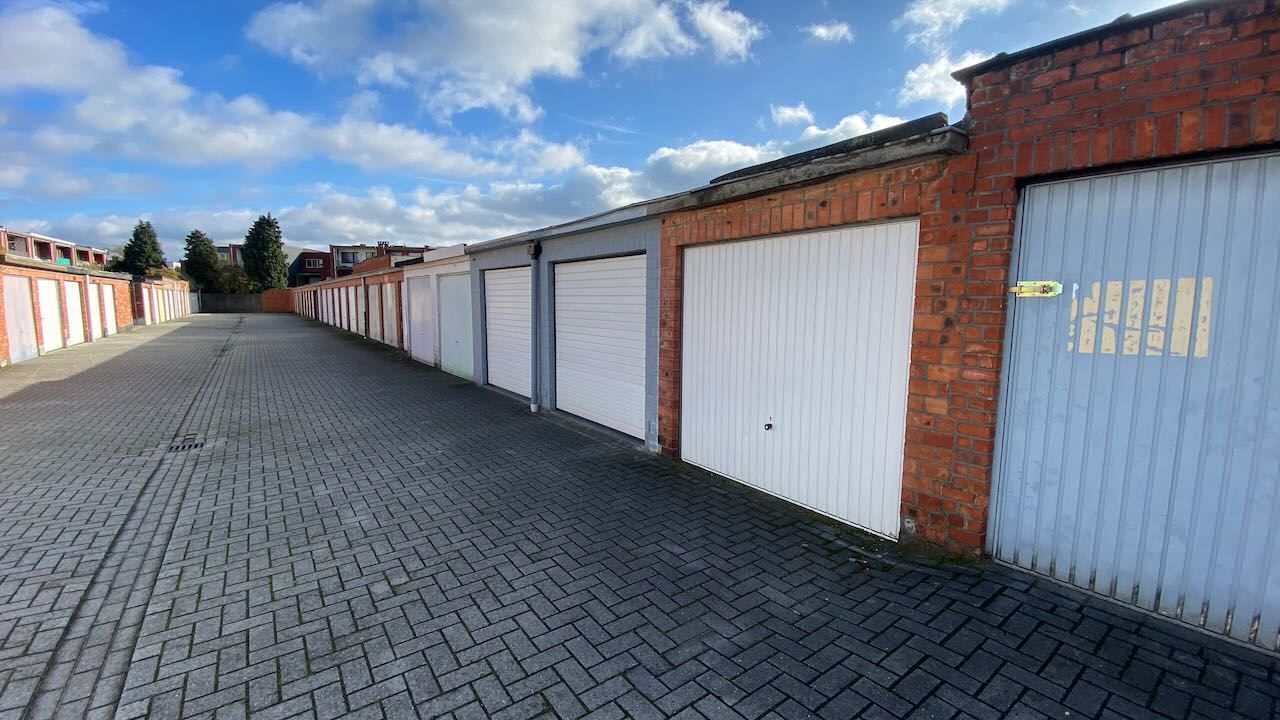 Deze individuele garagebox is gelegen in een garagecomplex acheraan een appartementsgebouw. foto 4