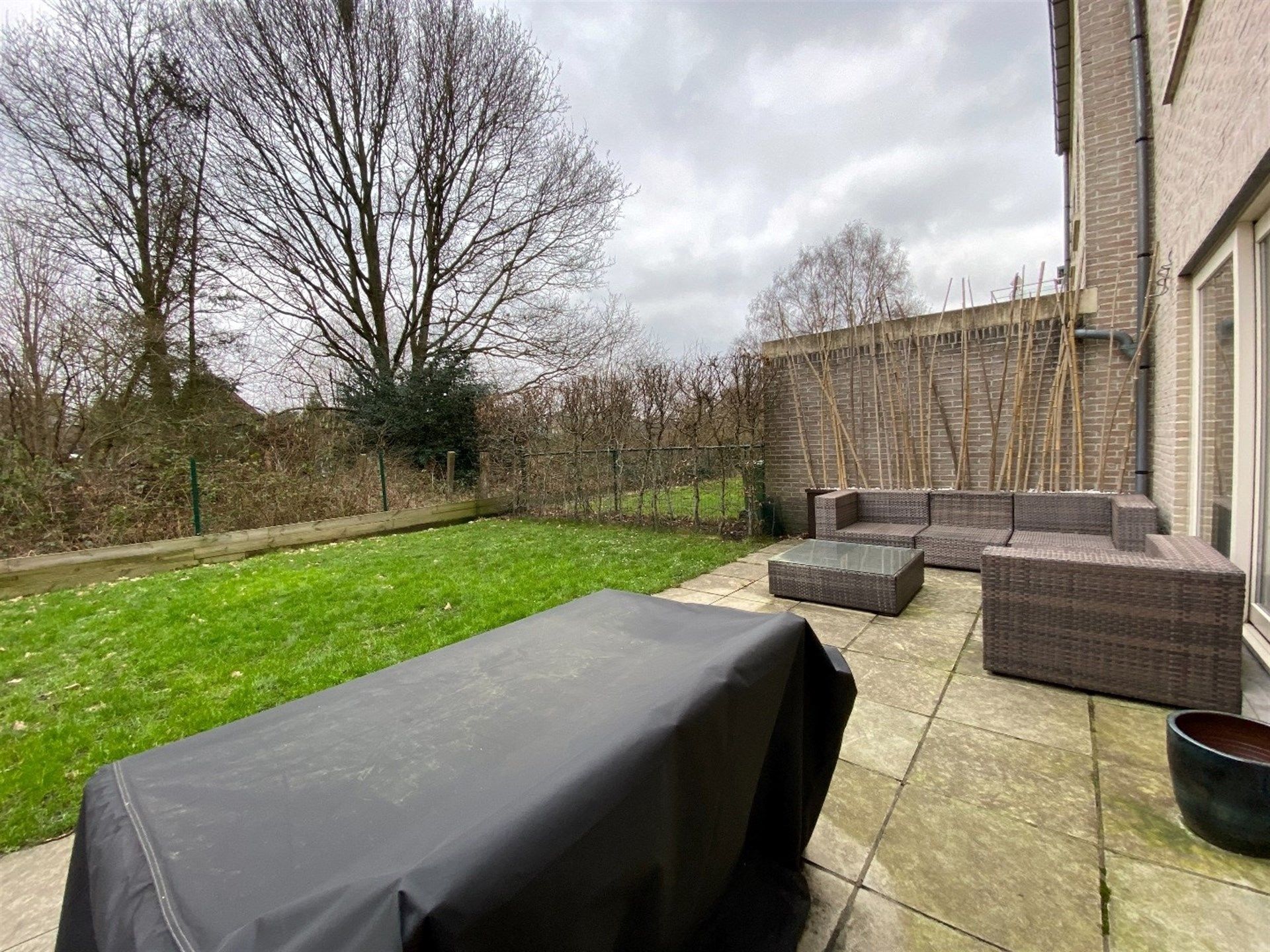 Rustig gelegen ruim gelijkvloers appartement in afgesloten privé domein . foto 8