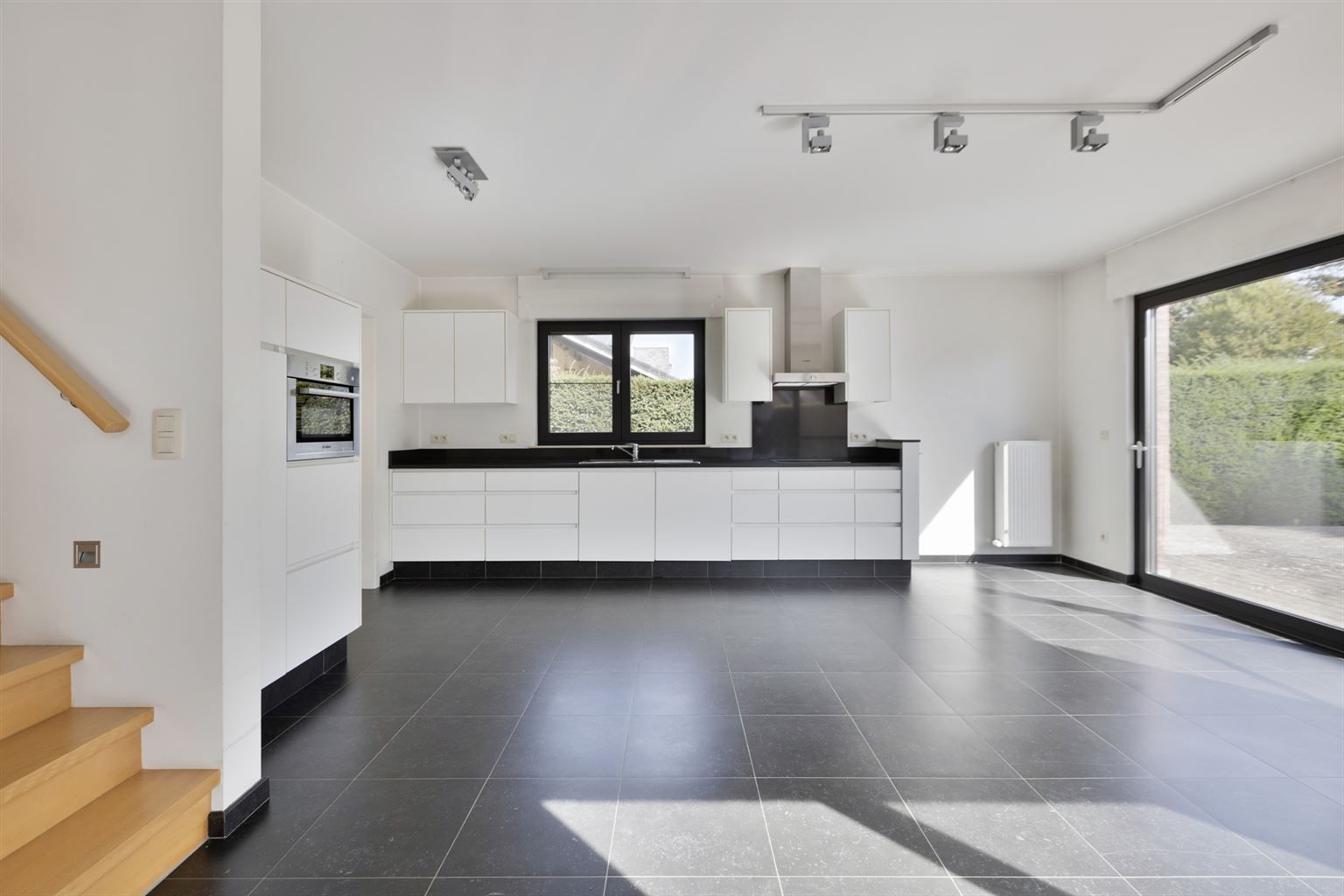 Instapklare, vrijstaande woning op 5a14ca. Voorzien van 4 slaapkamers en een inpandige garage op een rustige locatie in Kinrooi.  foto 7
