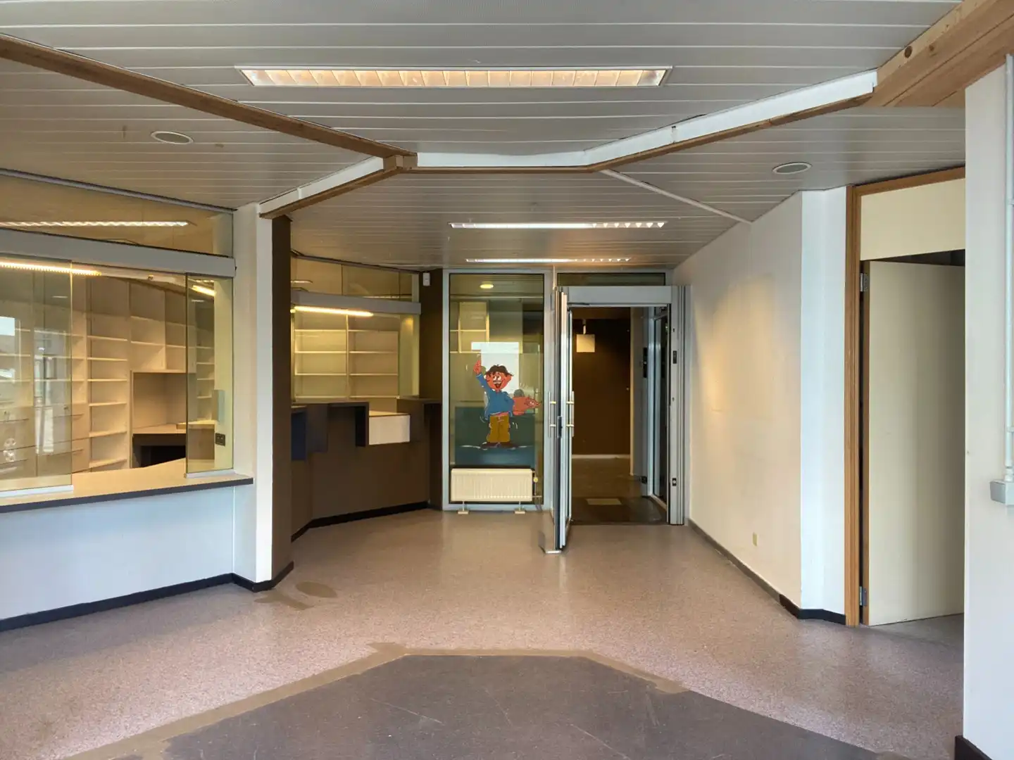 Handelshuis met uitzonderlijk veel ruimte voor kantoor, praktijk of commerciële activiteiten en een ruime bovenliggende woonst in Adegem-dorp foto 2