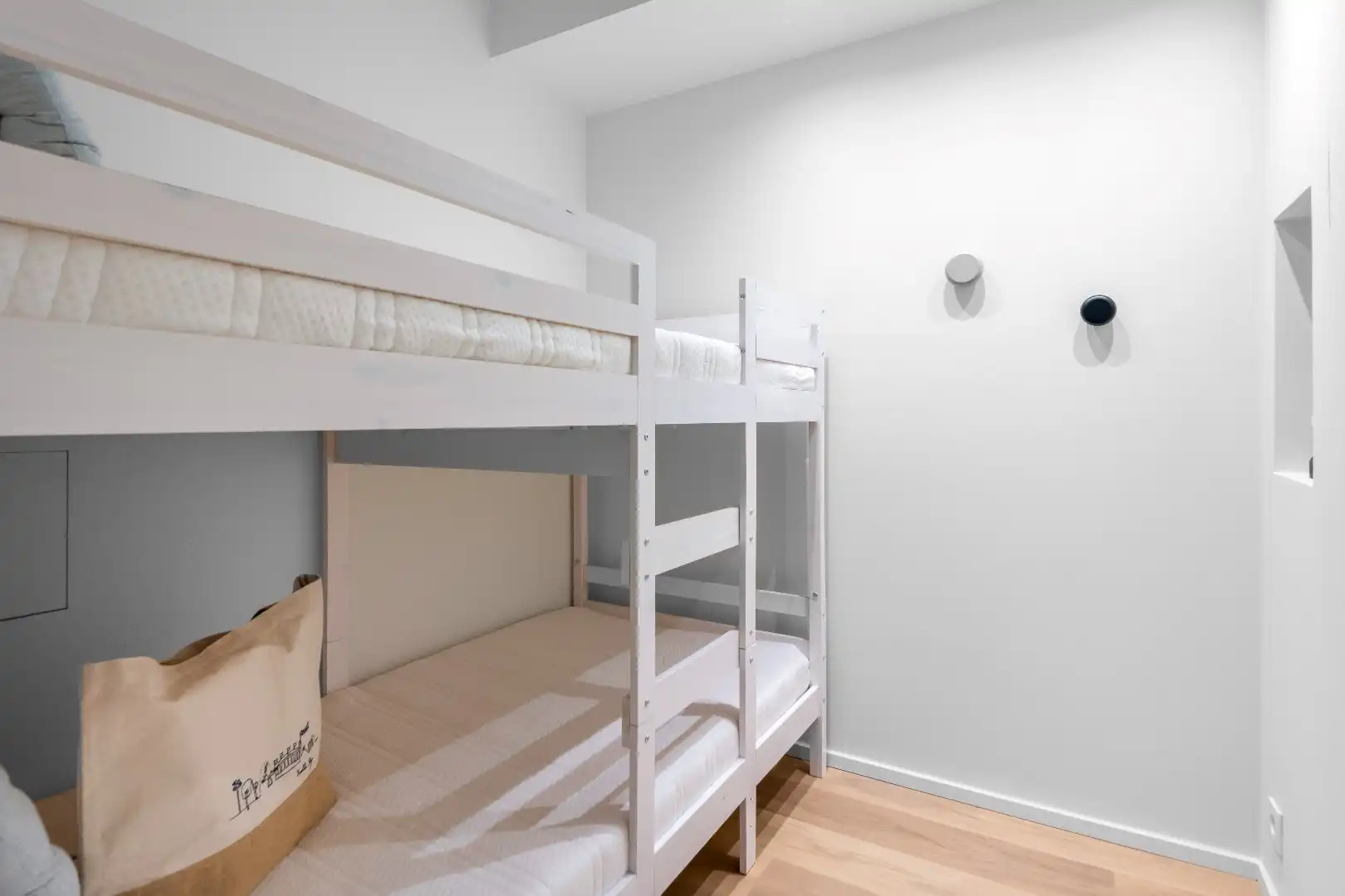 Luxueus vernieuwd appartement, gelegen in de Kustlaan, tussen het Van Bunnenplein en het Lichttorenplein. foto 6