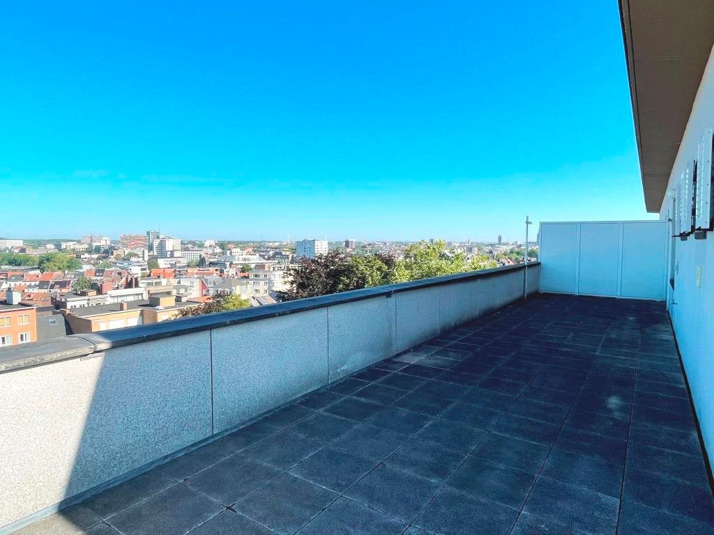 Dit penthouse met een oppervlakte van 220m² met een enorm zonneterras (+ 100m²), is gelegen langs het Citadelpark, op wandelafstand van het Gentse Sint-Pieterstation en de historische binnenstad. foto 21