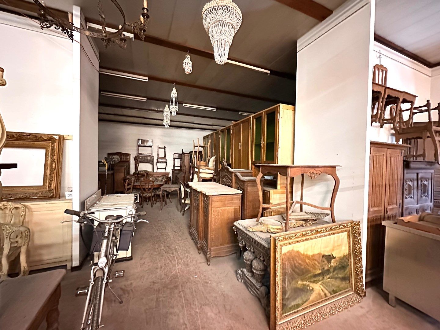 Ruim handelspand met magazijnen, loods, bureelruimte en tuin foto 26