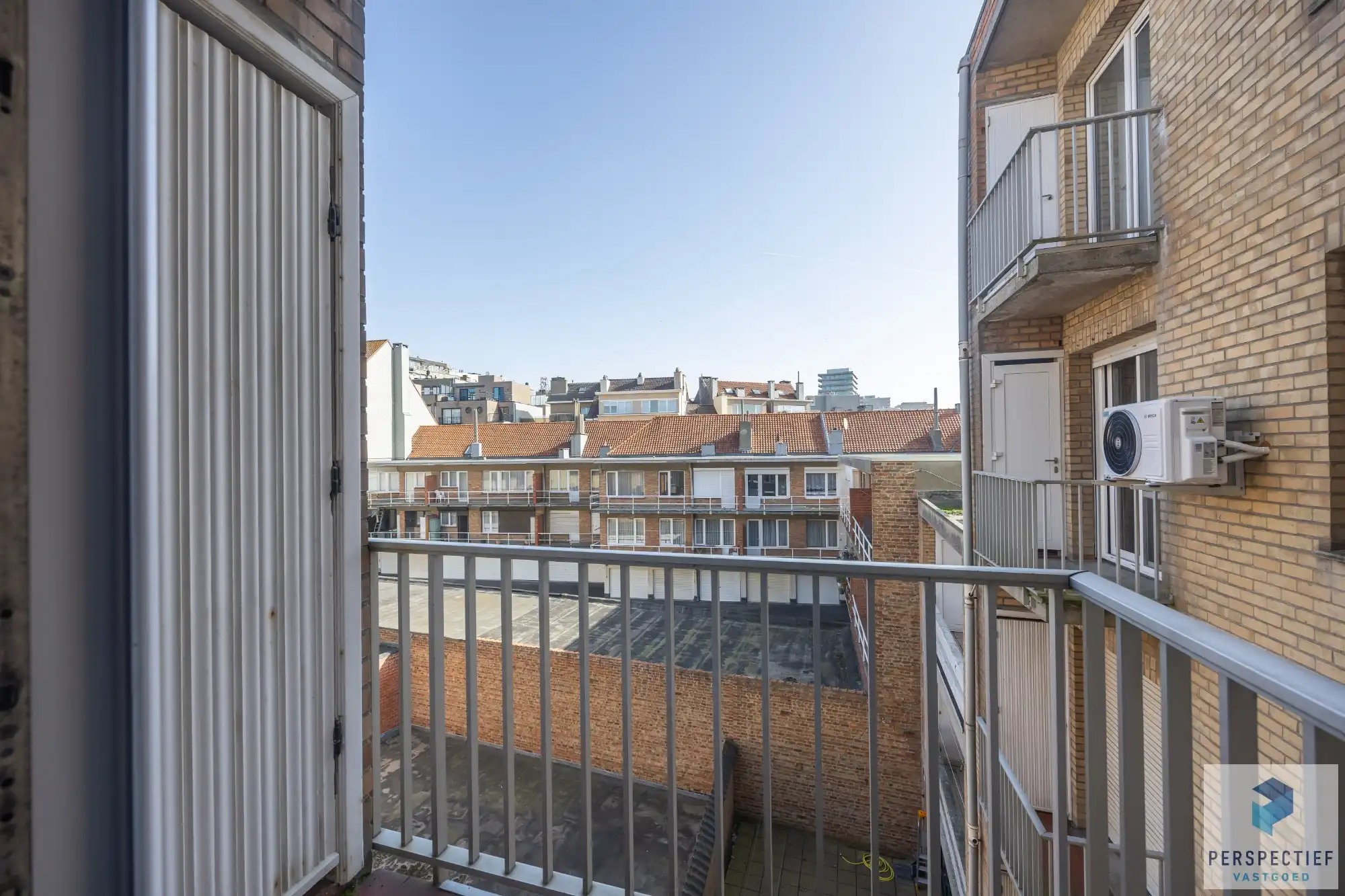 Goed gelegen ruim vernieuwd 2 slaapkamer appartement met terras en grote berging. foto 24