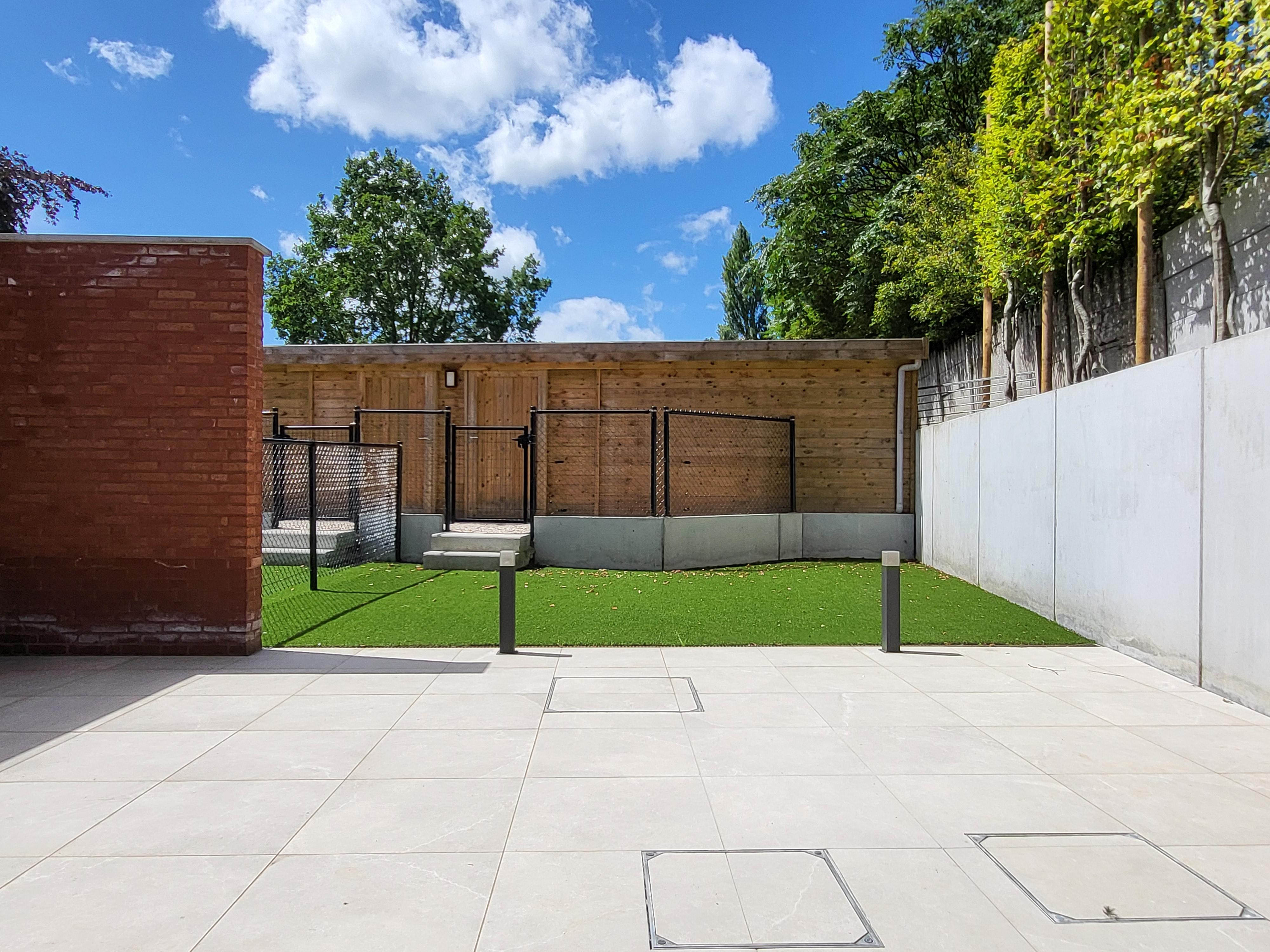 Prachtig nieuwbouwappartement gelegen op het gelijkvloers met ruim terras, tuin, carport en berging.  foto 6