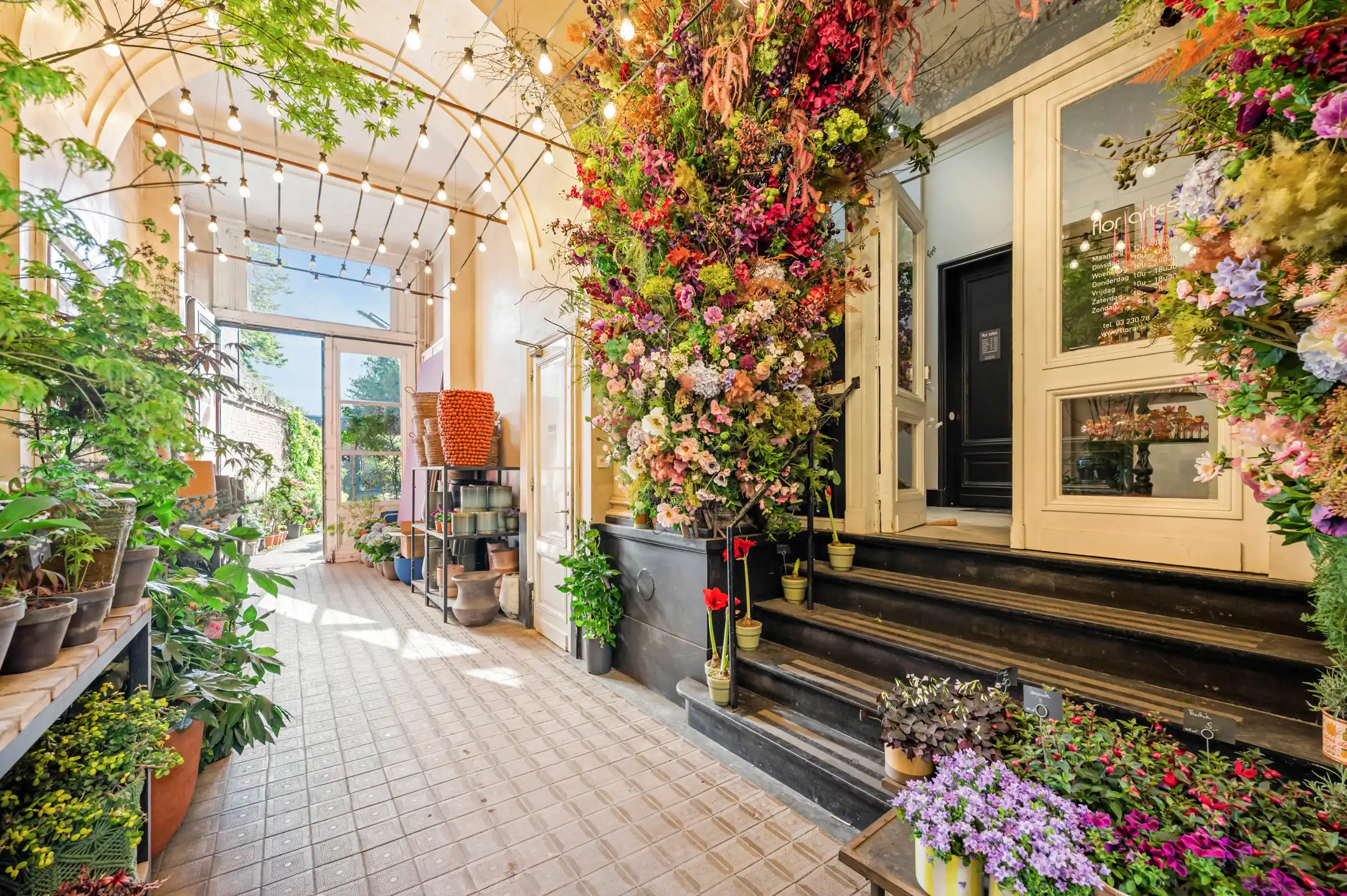 ANTWERPEN HARMONIE - Uitzonderlijk handelshuis met bijgebouw foto {{pictureIndex}}
