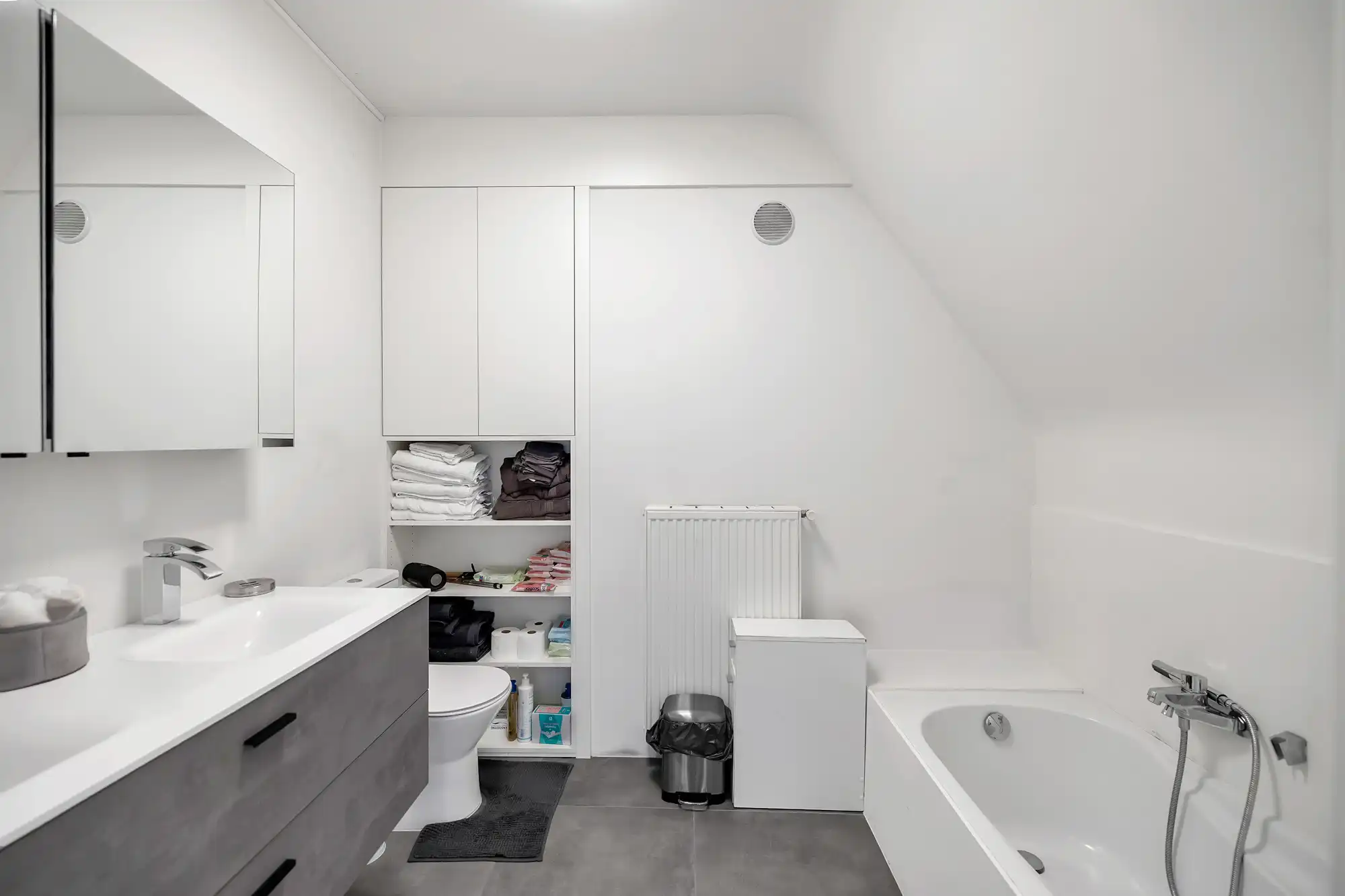 Gerenoveerd appartement met twee slaapkamers en staanplaats foto 17