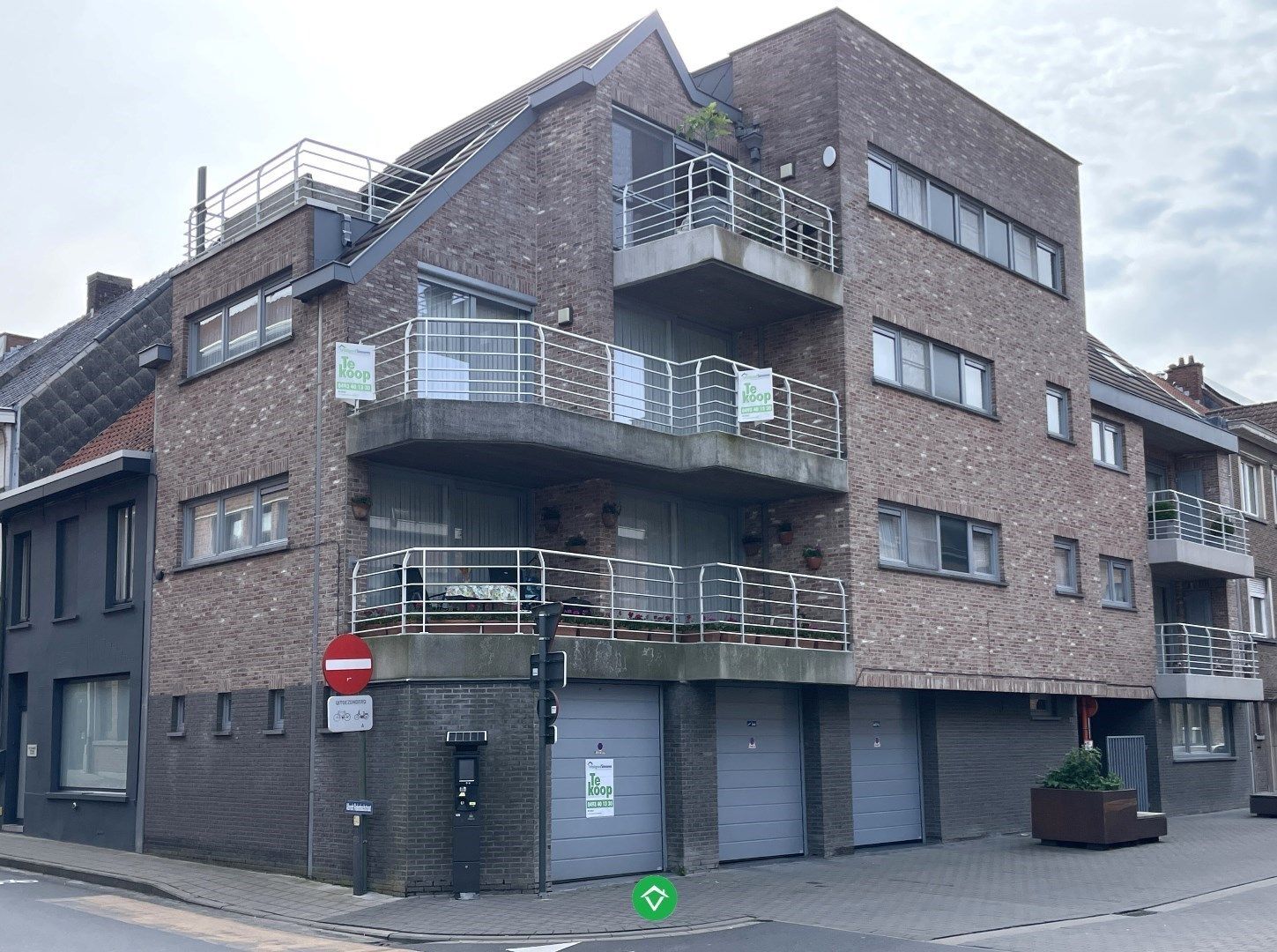 Appartement met 2 slaapkamers, terras en garage te centrum Roeselare foto 1